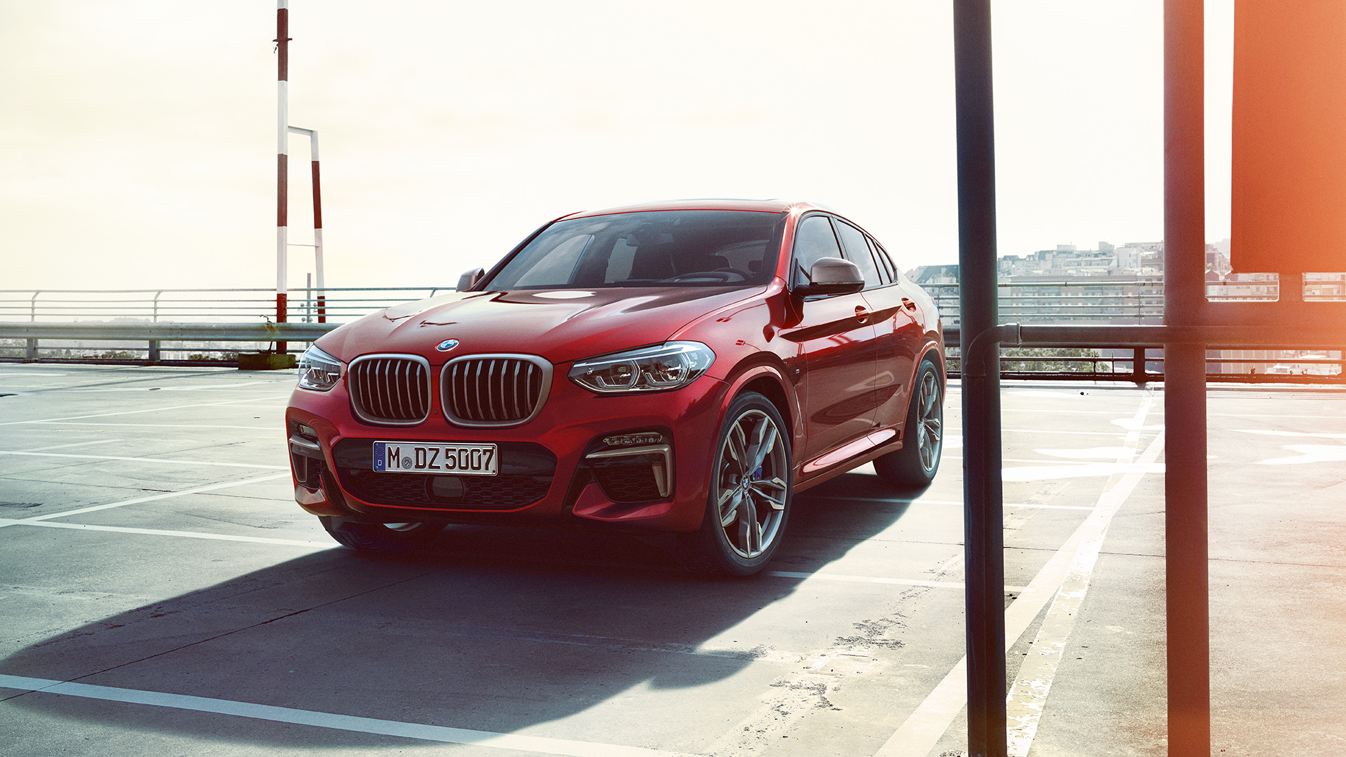 BMW X4 exteriör BMW X4 M40i G02 2018 Flamencoröd briljanteffekt röd trefjärdedelsvy framifrån