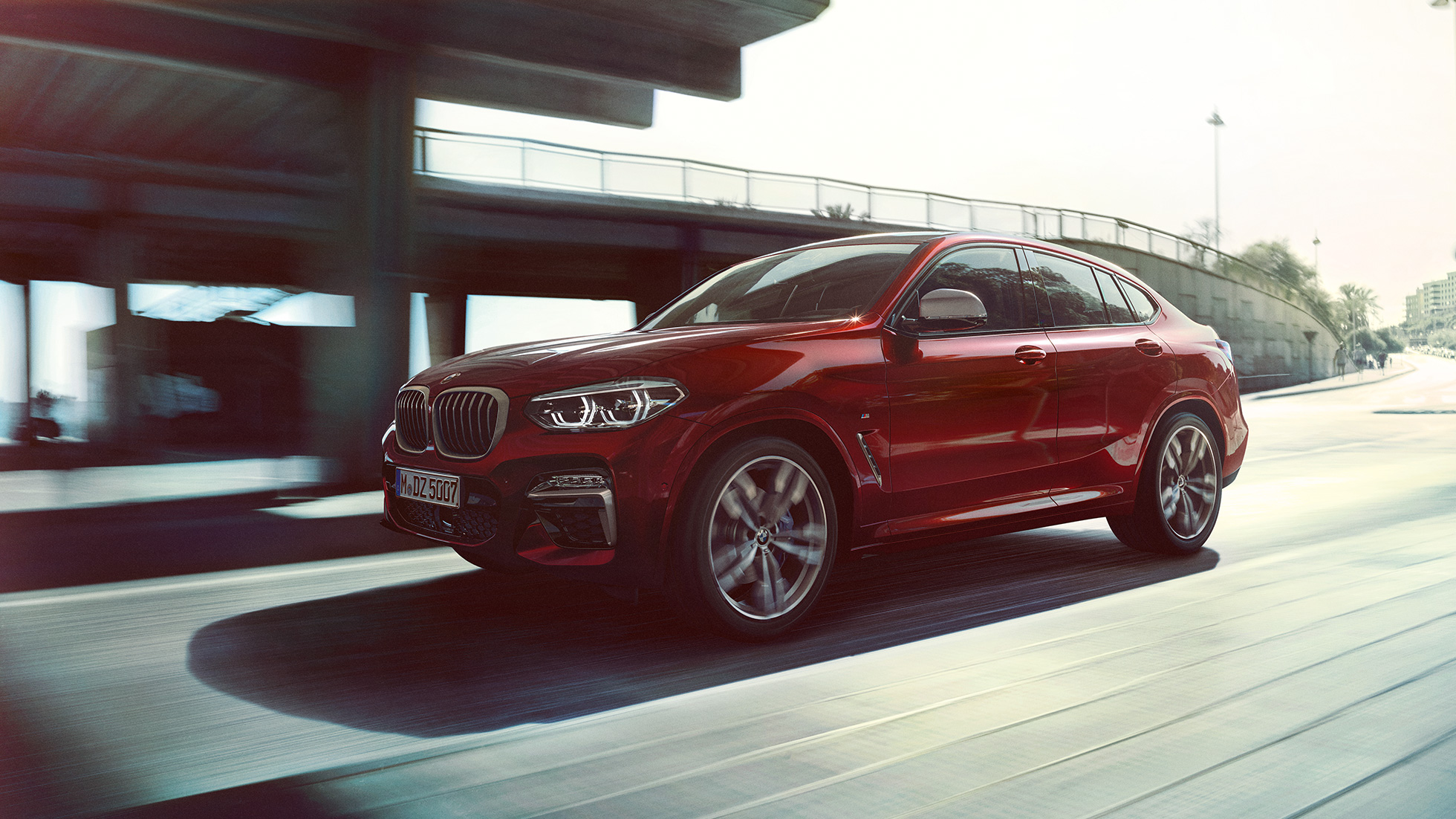 BMW X4:s dynamiska front BMW X4 M40i G02 2018 Flamencoröd briljanteffekt röd trefjärdedelsvy framifrån