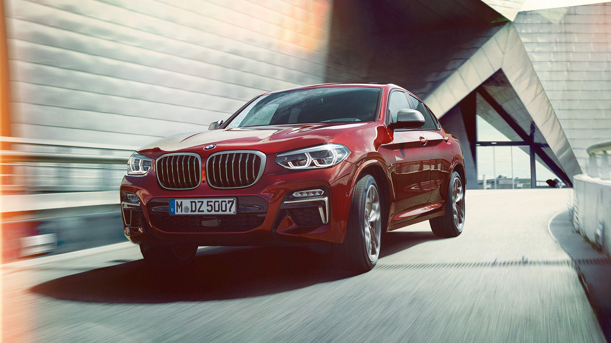 Trefjärdedelsvy framifrån BMW X4 BMW X4 M40i G02 2018 Flamencoröd briljanteffekt röd trefjärdedelsvy framifrån