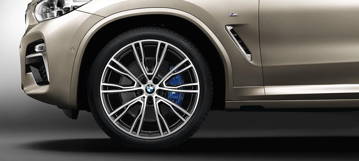 21" BMW Individual lättmetallfälgar V-eker 726 I BMW X4 21” BMW Individual lättmetallfälgar V-eker 726 I aluminiumfälgar BMW X4 G02 2018 Sunstone metallic sedd från sidan
