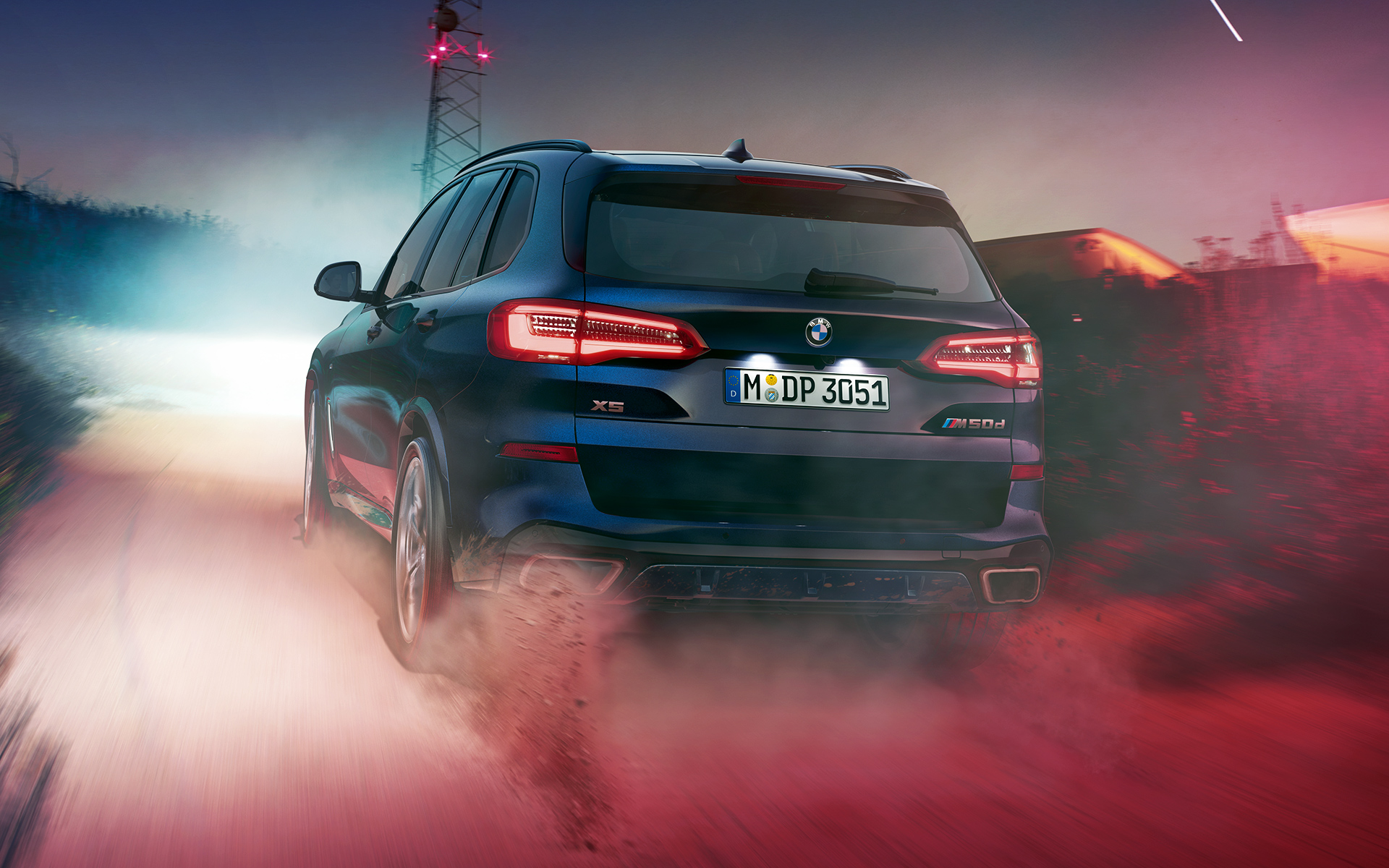 BMW X5 M50d bakparti Bakpartiet av BMW X5 M50d framför urban kuliss på natten