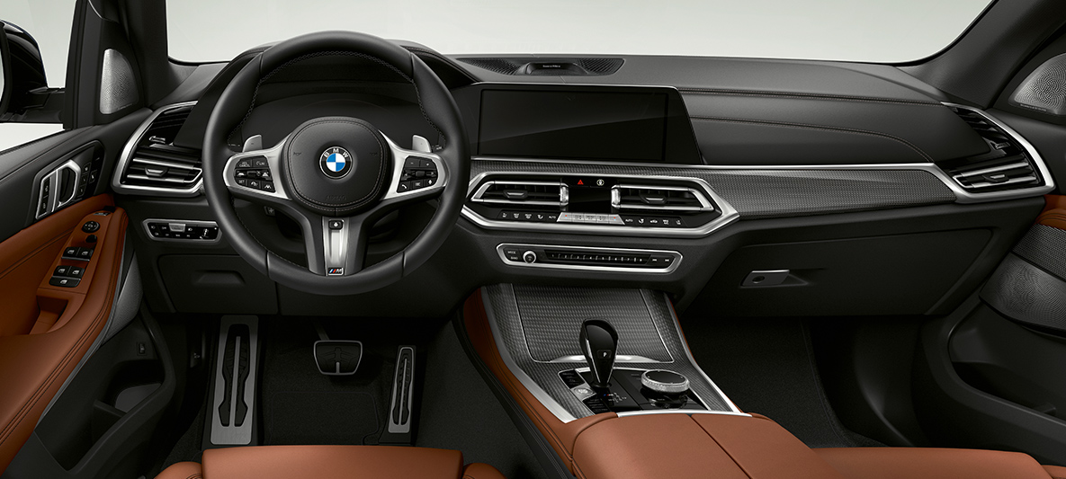 BMW X5 M50d interiör Interiören i BMW X5 M50d med förarplats, instrumentpanel och mittkonsol