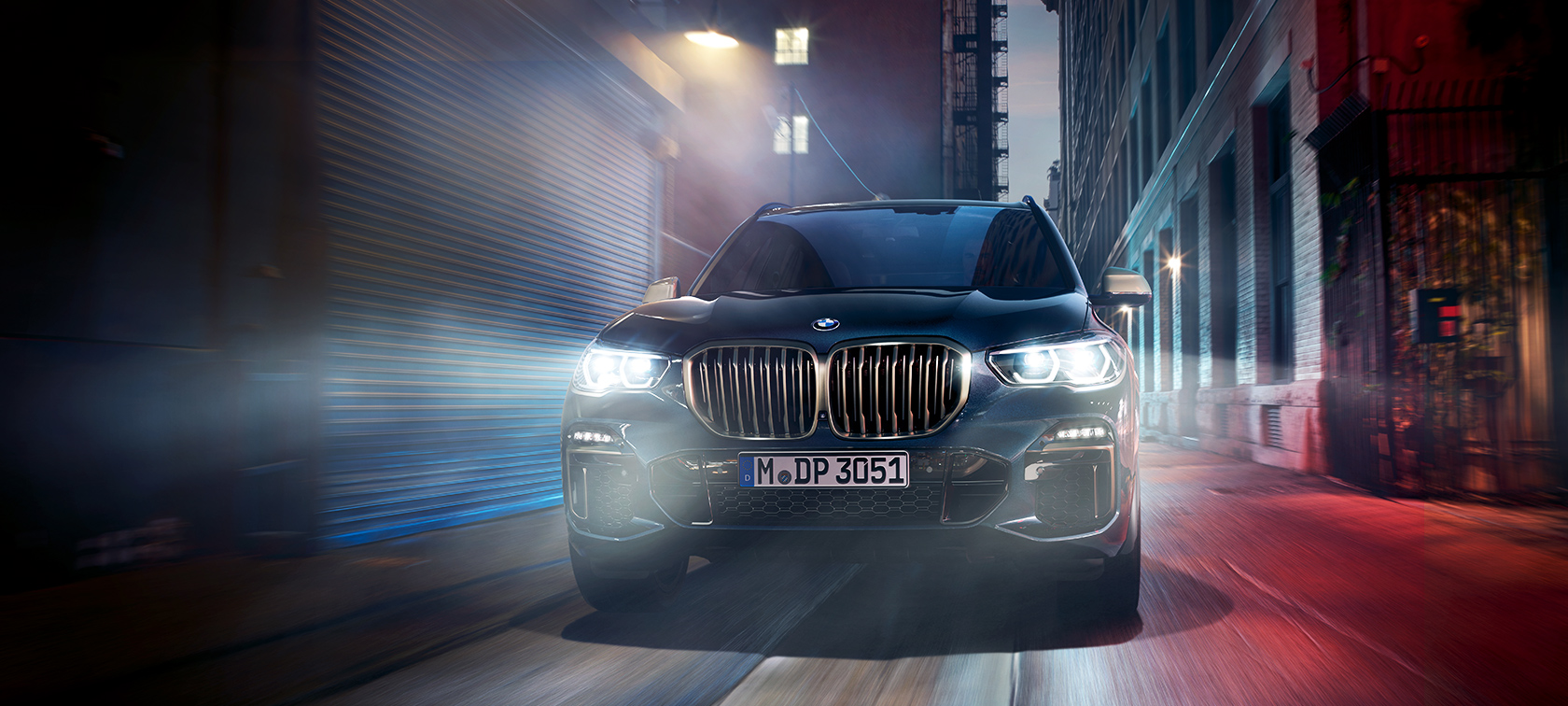 BMW X5 M50d i full frihet BMW X5 M50d på en gata i staden på natten