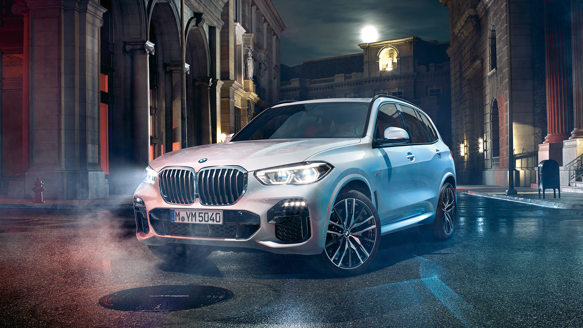 BMW X5 trefjärdedelsvy framifrån. BMW X5 G05 2018 Mineralvit metallic trefjärdedelsvy framifrån parkerad på natten