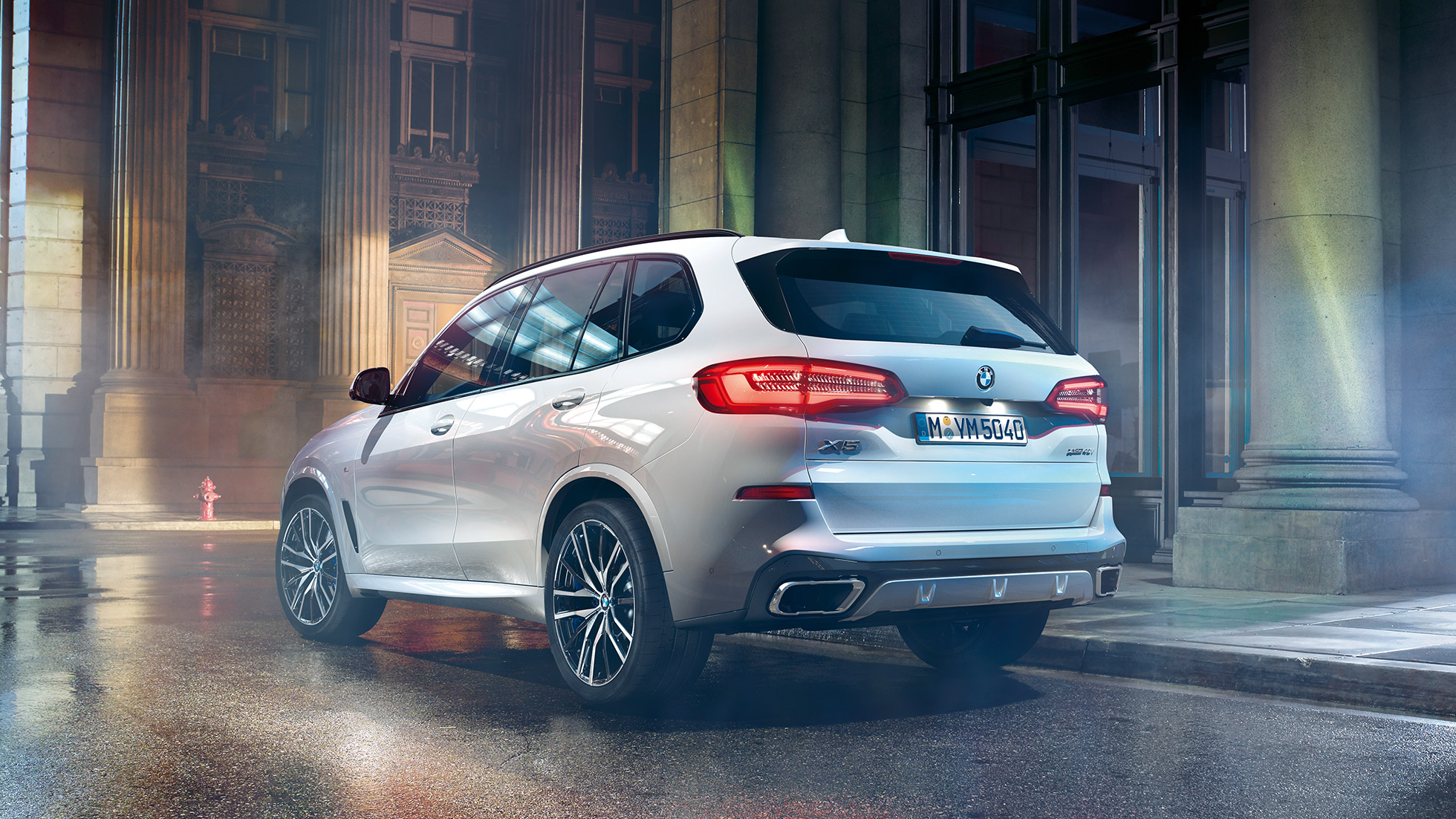 BMW X5 xDrive40i trefjärdedels vy bakifrån BMW X5 xDrive40i G05 2018 Mineralvit metallic trefjärdedelsvy bakifrån