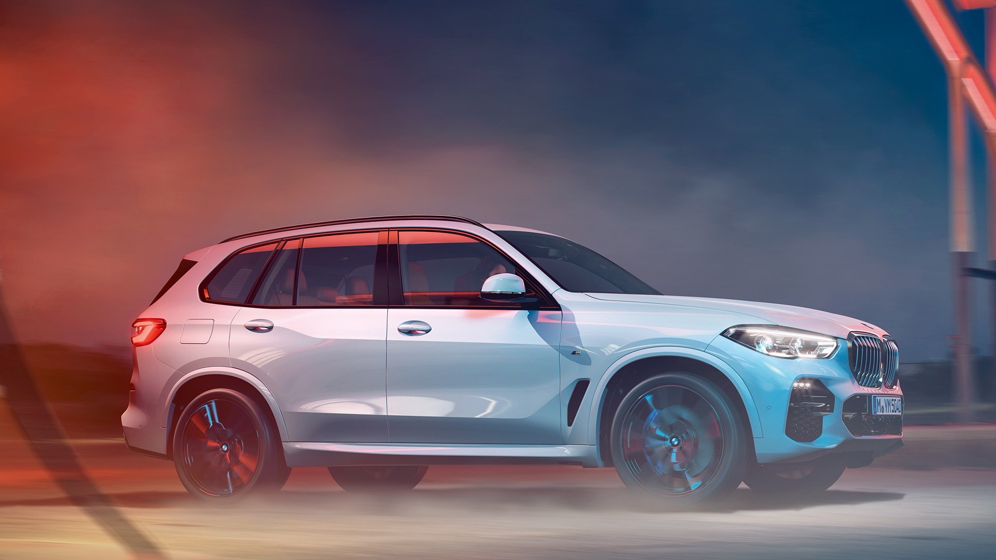 BMW X5 G05 2018 sedd från sidan BMW X5 G05 2018 Mineralvit metallic sedd från sidan
