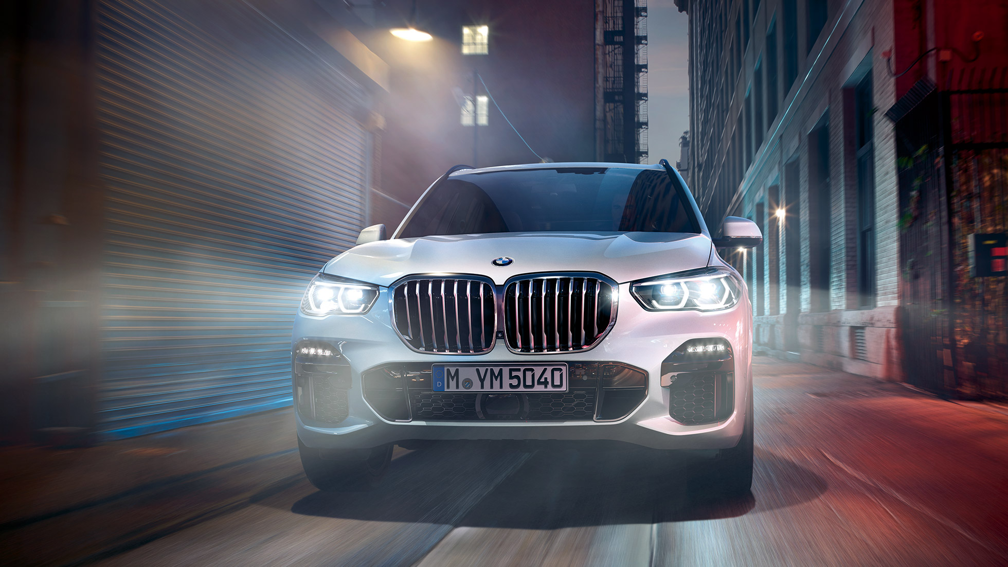 BMW X5 sedd framifrån BMW X5 G05 2018 Mineralvit metallic sedd framifrån