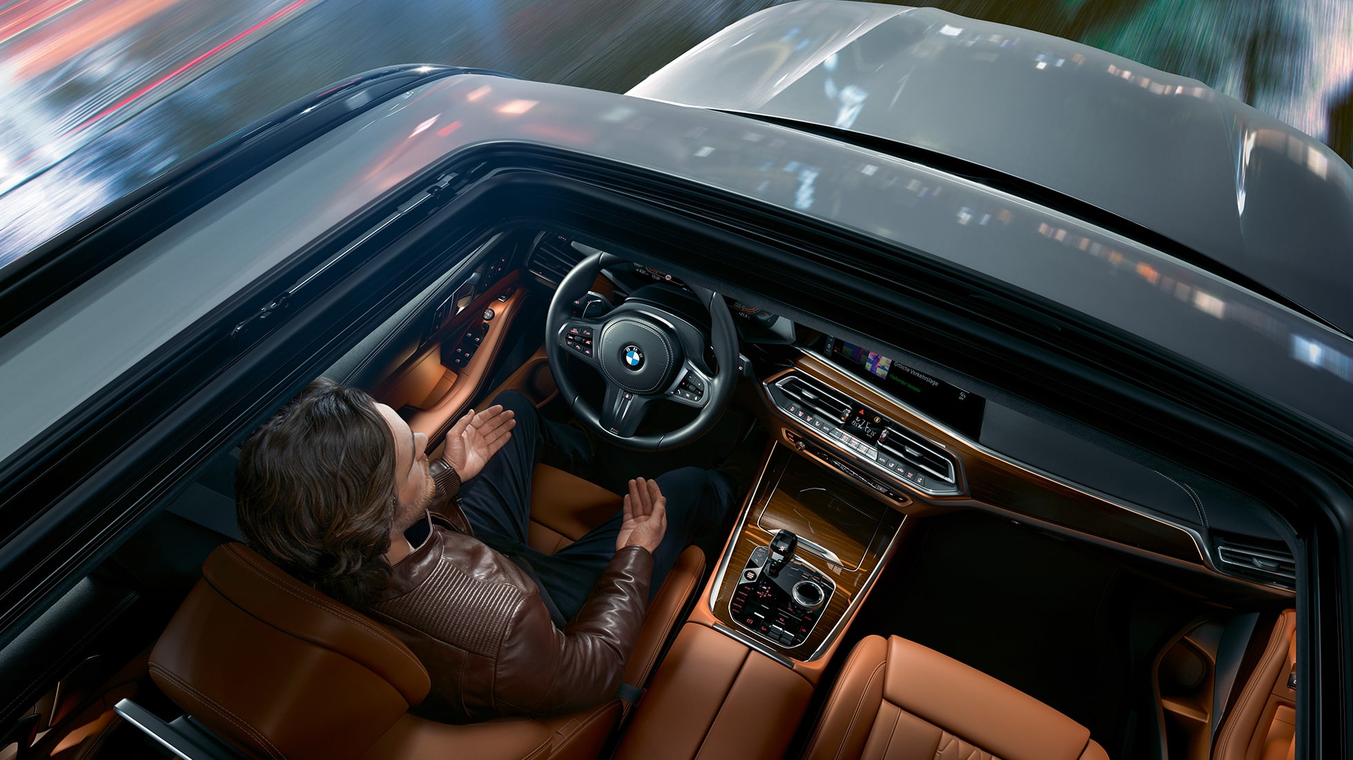Vy genom panoramaglastaket i BMW X5 BMW X5 G05 2018 Mineralvit metallic fågelperspektiv sett genom panoramaglastaket