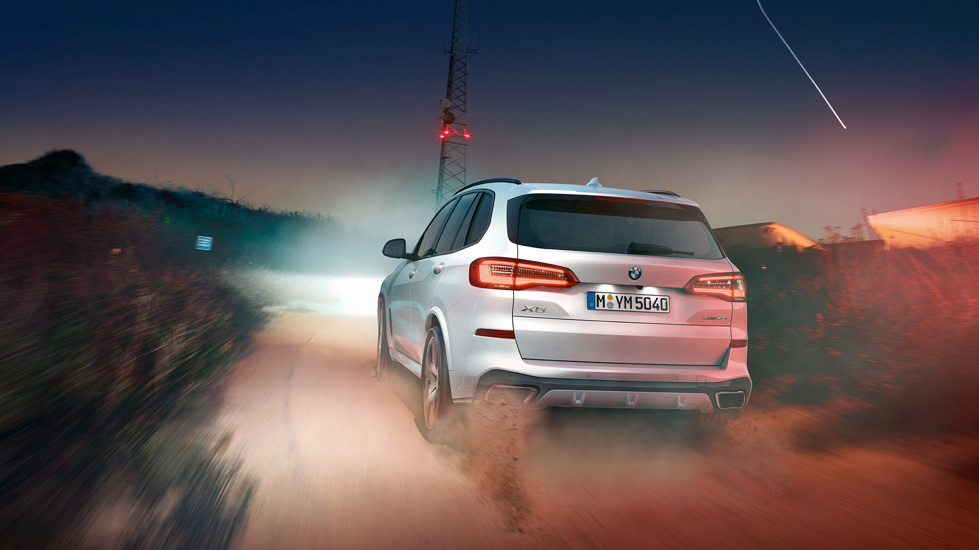 BMW X5 xDrive40i sedd bakifrån BMW X5 xDrive40i G05 2018 Mineralvit metallic sedd bakifrån