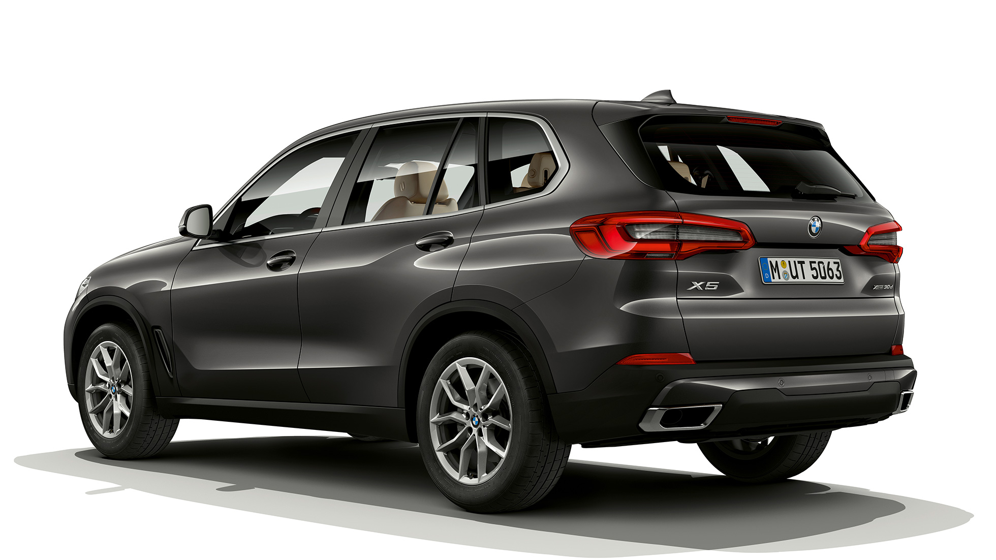 Basutförande BMW X5 xDrive30d trefjärdedels vy bakifrån Basutförande BMW X5 xDrive30d G05 2018 Sophistogrå briljanteffekt metallic trefjärdedelsvy bakifrån