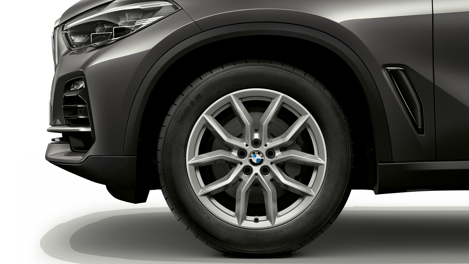 Basutförande BMW X5 xDriv30d sedd från sidan Front med fälg Basutförande BMW X5 xDrive30d G05 2018 Sophistogrå briljanteffekt metallic sedd från sidan Front med fälg