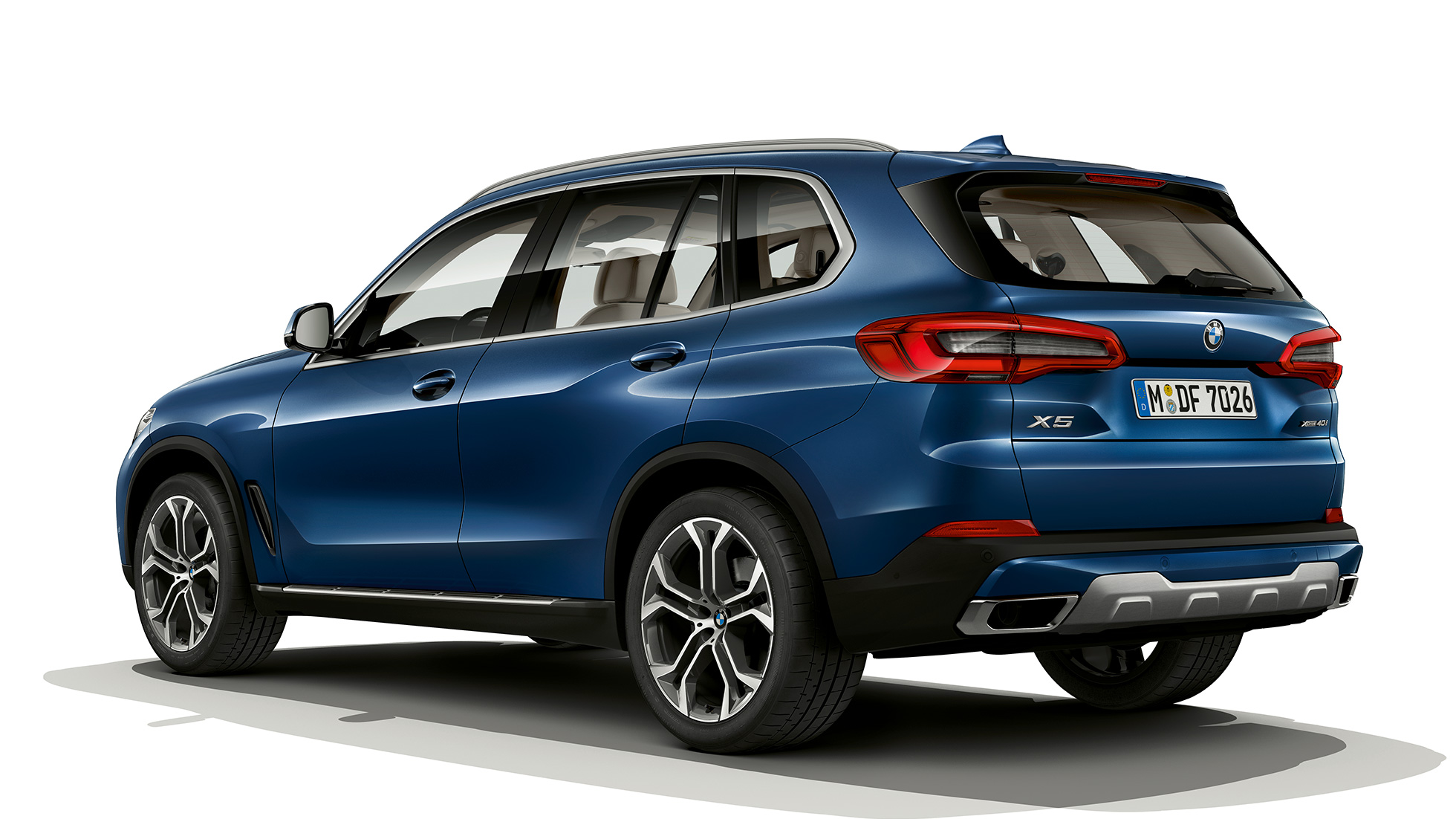 Modell xLine BMW X5 xDrive40i trefjärdedelsvy bakifrån Modell xLine BMW X5 xDrive40i G05 2018 Phytonicblå metallic trefjärdedelsvy bakifrån