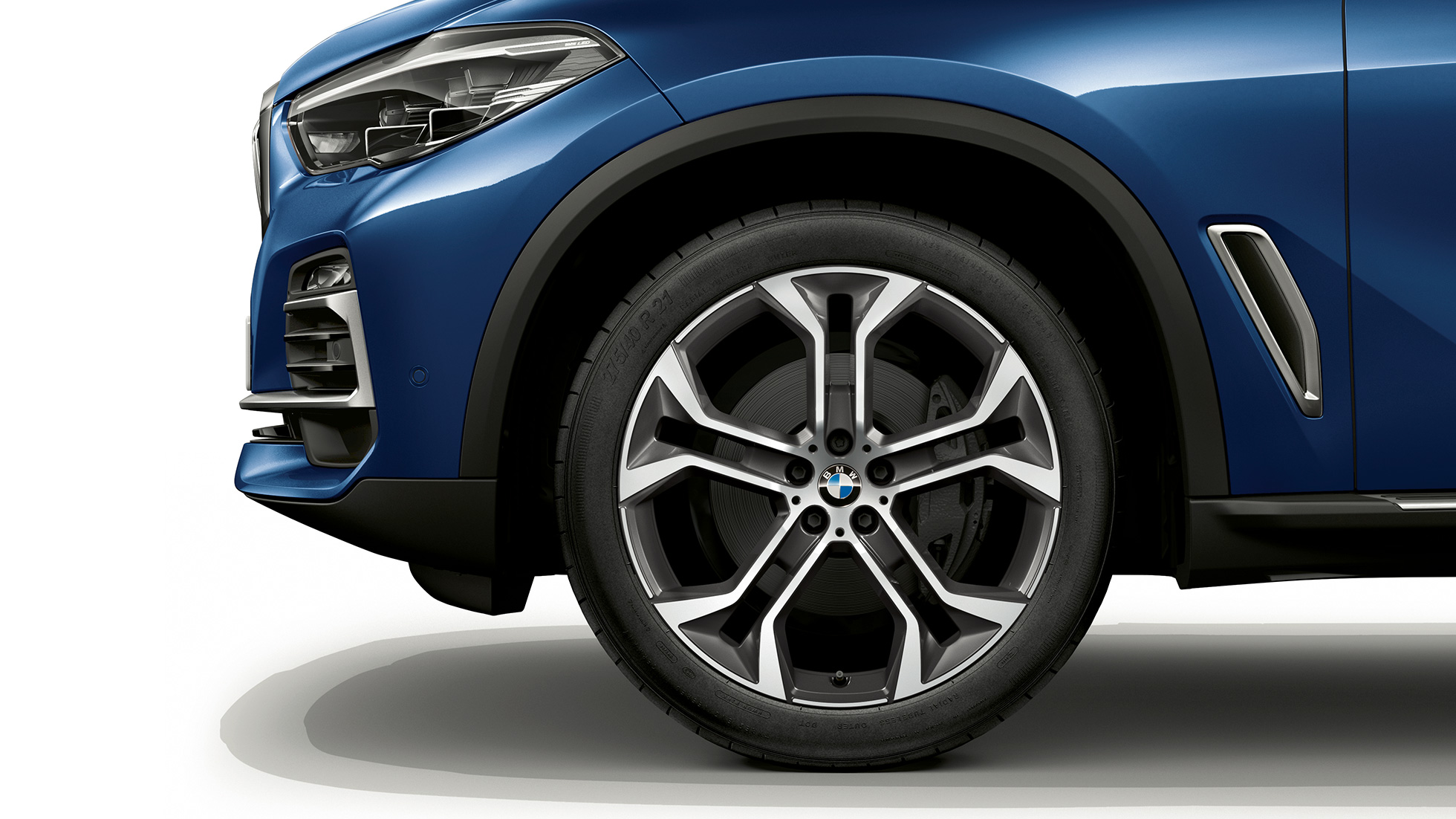 Modell xLine BMW X5 xDrive40i sedd från sidan Front med fälg Modell xLine BMW X5 xDrive40i G05 2018 Phytonicblå metallic sedd från sidan Front med fälg
