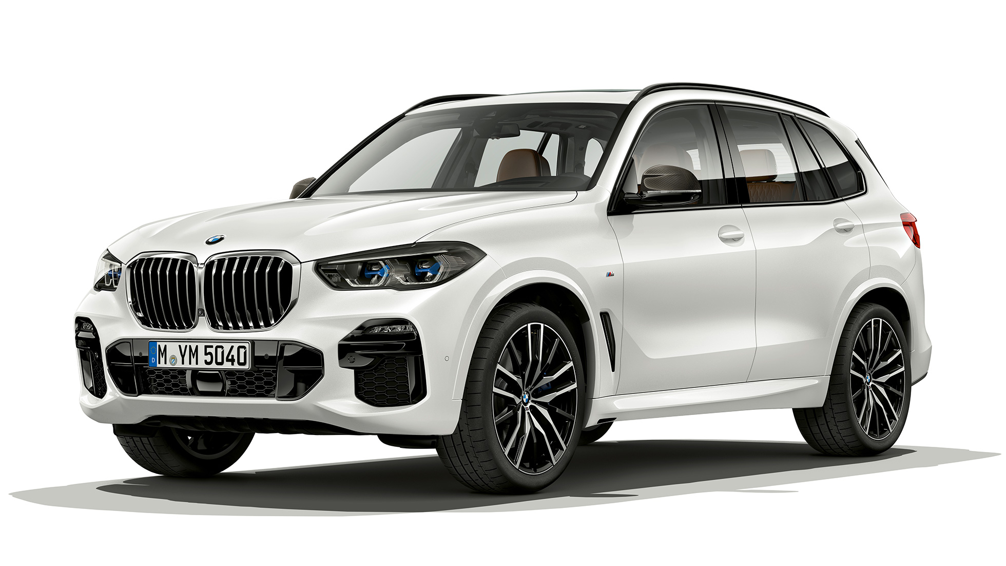 Modell M Sport BMW X5 xDrive40i trefjärdedelsvy framifrån Modell M Sport BMW X5 xDrive40i G05 2018 Mineralvit metallic trefjärdedelsvy framifrån
