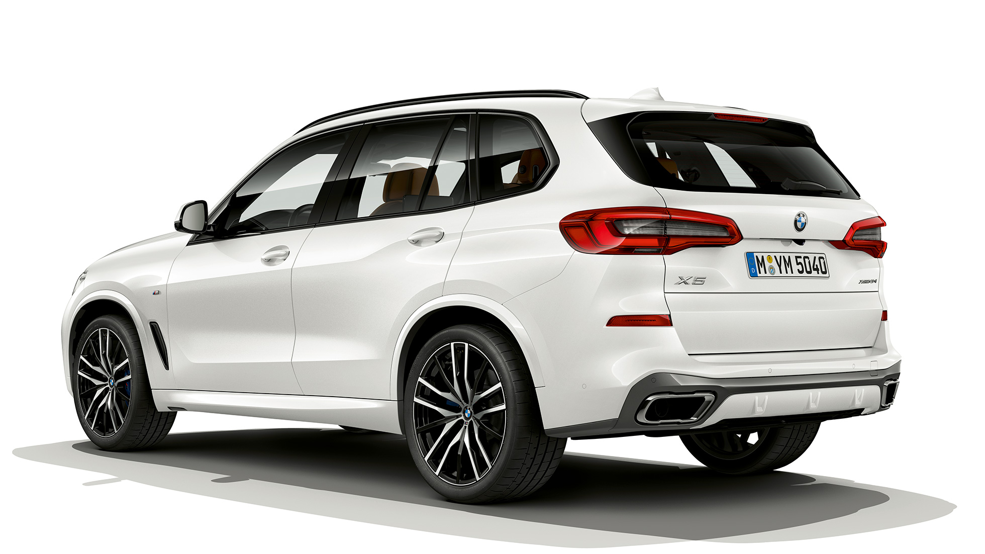 Modell M Sport BMW X5 xDrive40i trefjärdedelsvy bakifrån Modell M Sport BMW X5 xDrive40i G05 2018 Mineralvit metallic trefjärdedelsvy bakifrån
