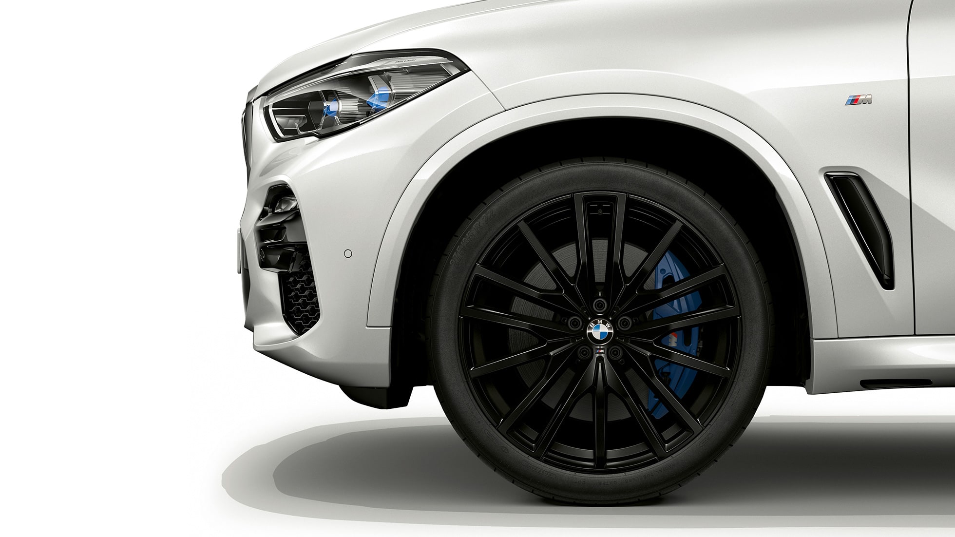 Modell M Sport BMW X5 xDrive40i sedd från sidan Front med fälg Modell M Sport BMW X5 xDrive40i G05 2018 Mineralvit metallic sedd från sidan Front med fälg