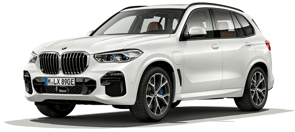 BMW X5 xDrive45e trefjärdedelsvy framifrån BMW X5 xDrive45e G05 2018 Mineralvit metallic trefjärdedelsvy framifrån