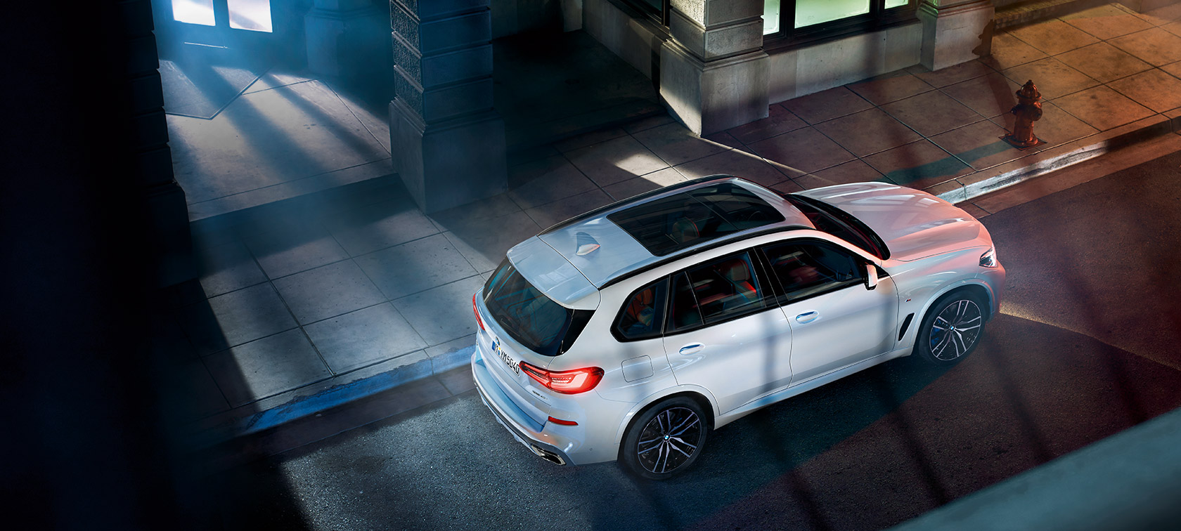 BMW X5 fågelperspektiv BMW X5 G05 2018 Mineralvit metallic sedd ur fågelperspektiv