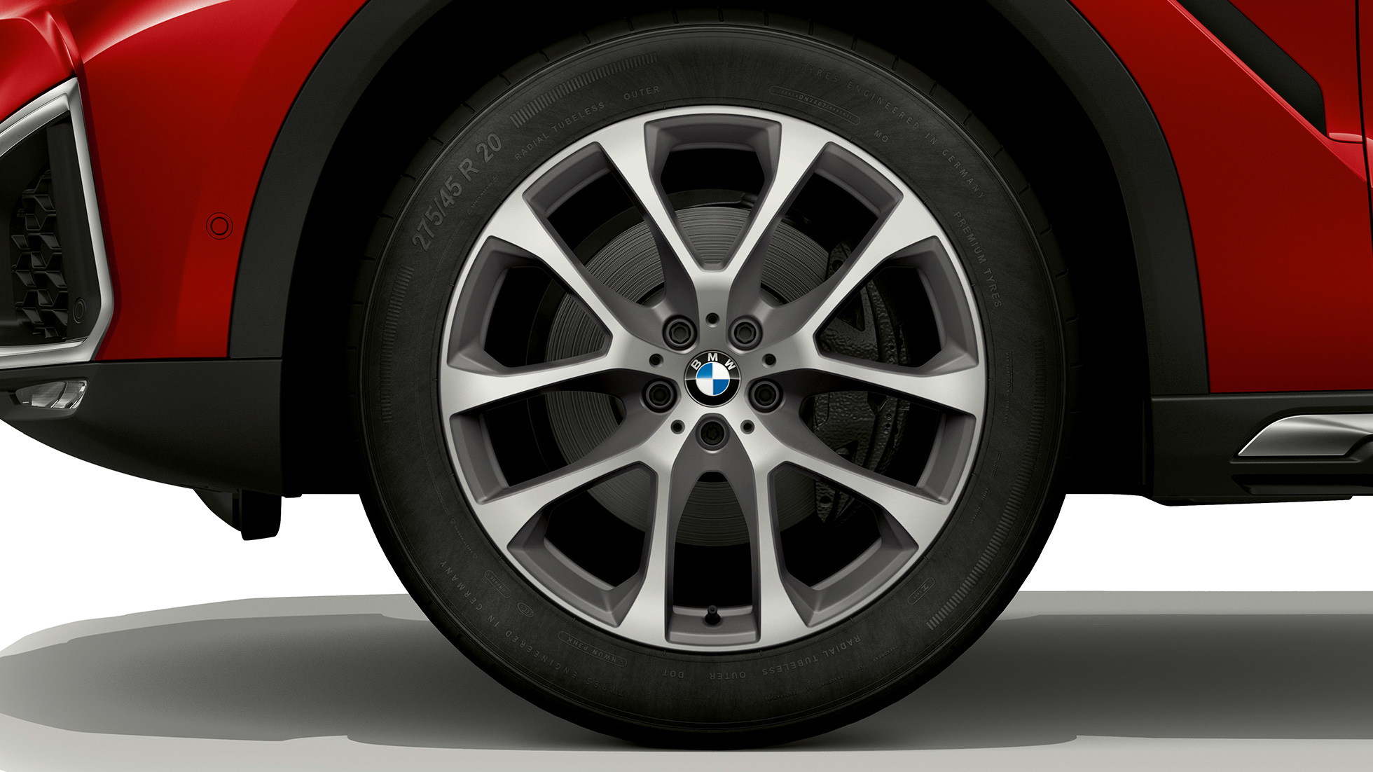 BMW X6 med BMW xLine, lättmetallfälg. BMW X6 med BMW xLine med fokus på lättmetallfälg.