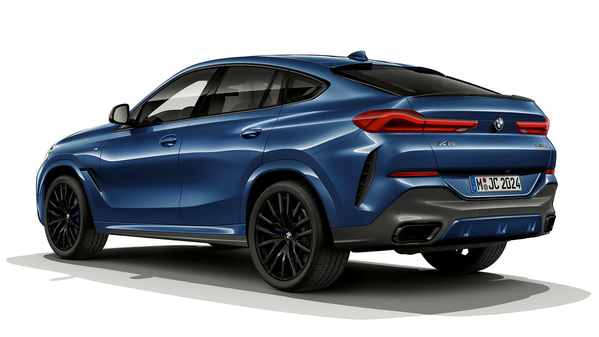 BMW X6 med M-sportpaket, bakparti. BMW X6 med M-sportpaket i trefjärdedelsvy bakifrån.