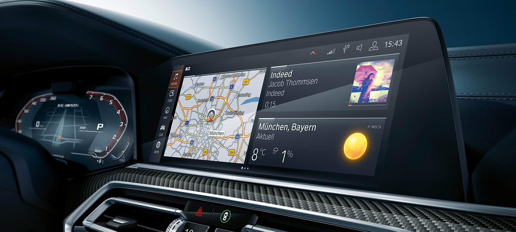 Förarplats med fokus på Head-Up Display. BMW X6-förarplats med fokus på Head-Up Display.