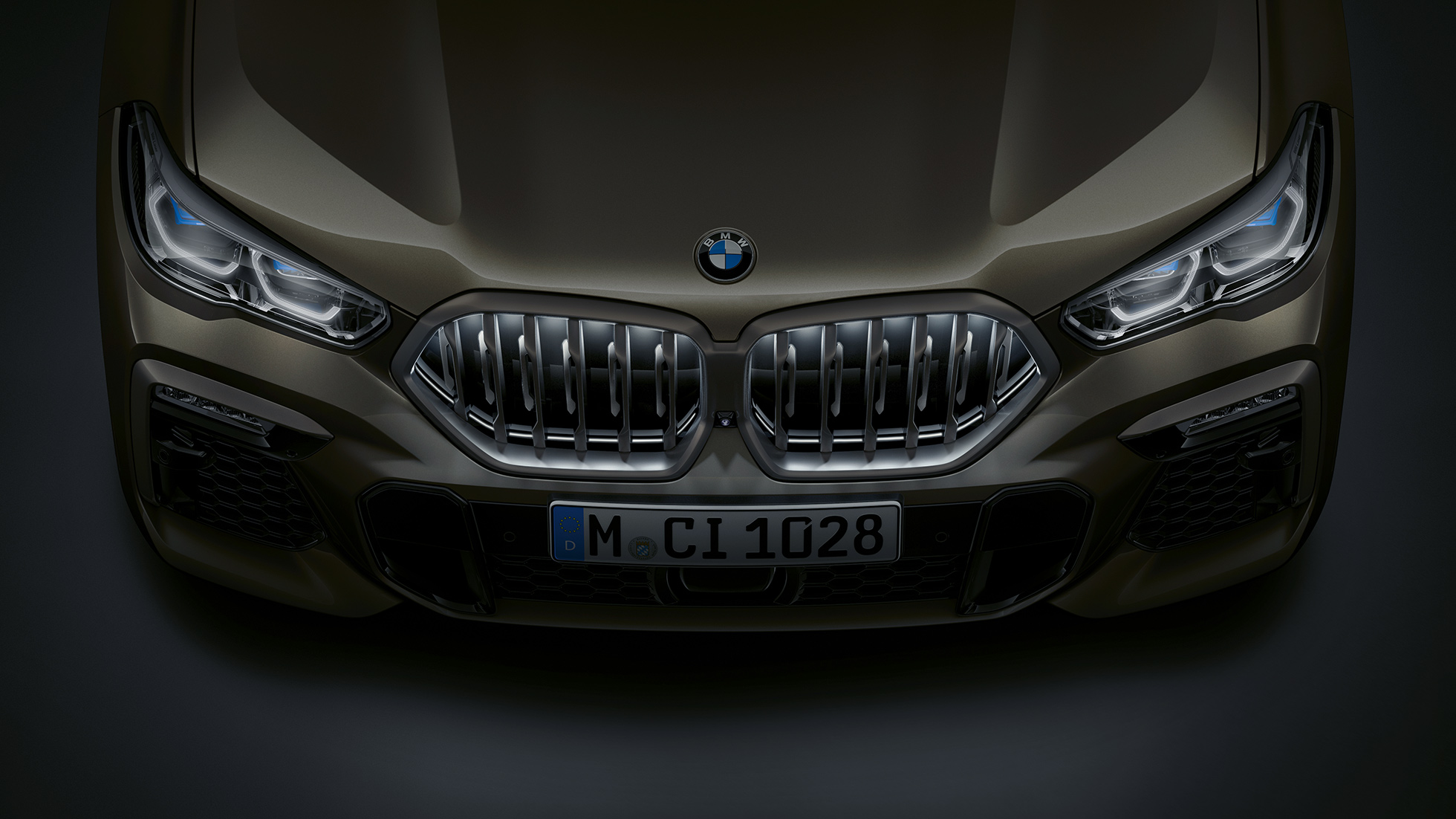 BMW X6 front. Närbild på BMW X6 front med BMW-njure i Iconic Glow sedd ur ett fågelperspektiv.
