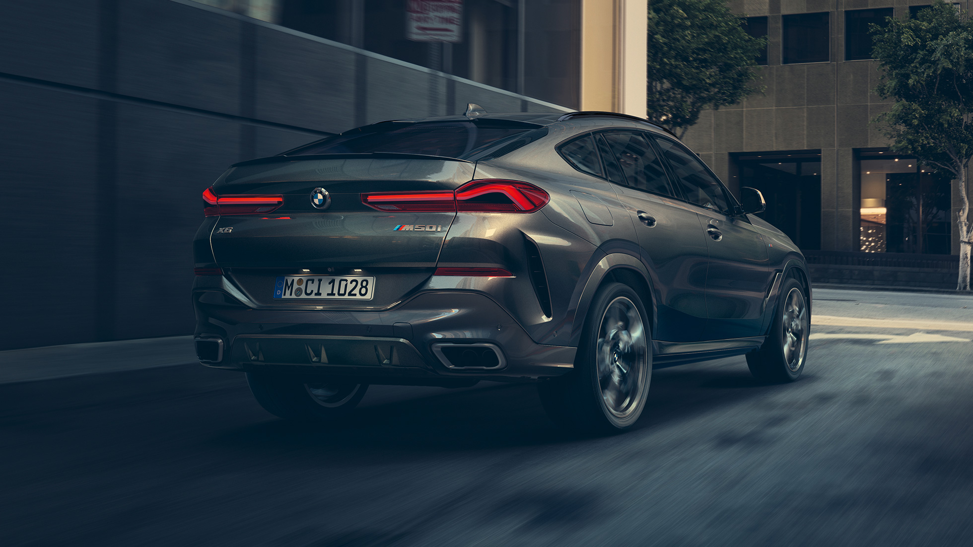 Adaptivt M-chassi Professional. Trefjärdedelsvy bakifrån av BMW X6.
