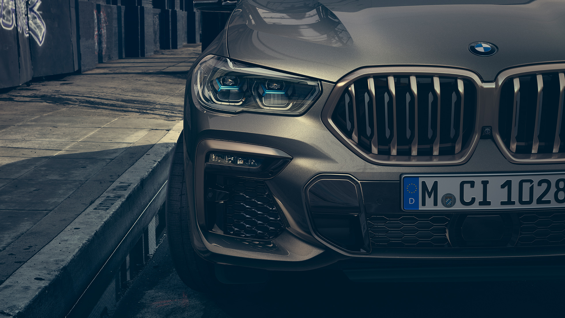 BMW-laserstrålkastare. Närbild på BMW X6 med fokus på laserstrålkastarna.