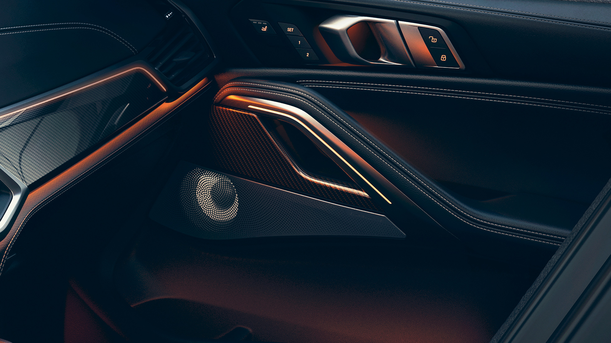 BMW X6-högtalare. Närbild på BMW-interiör med fokus på högtalare.