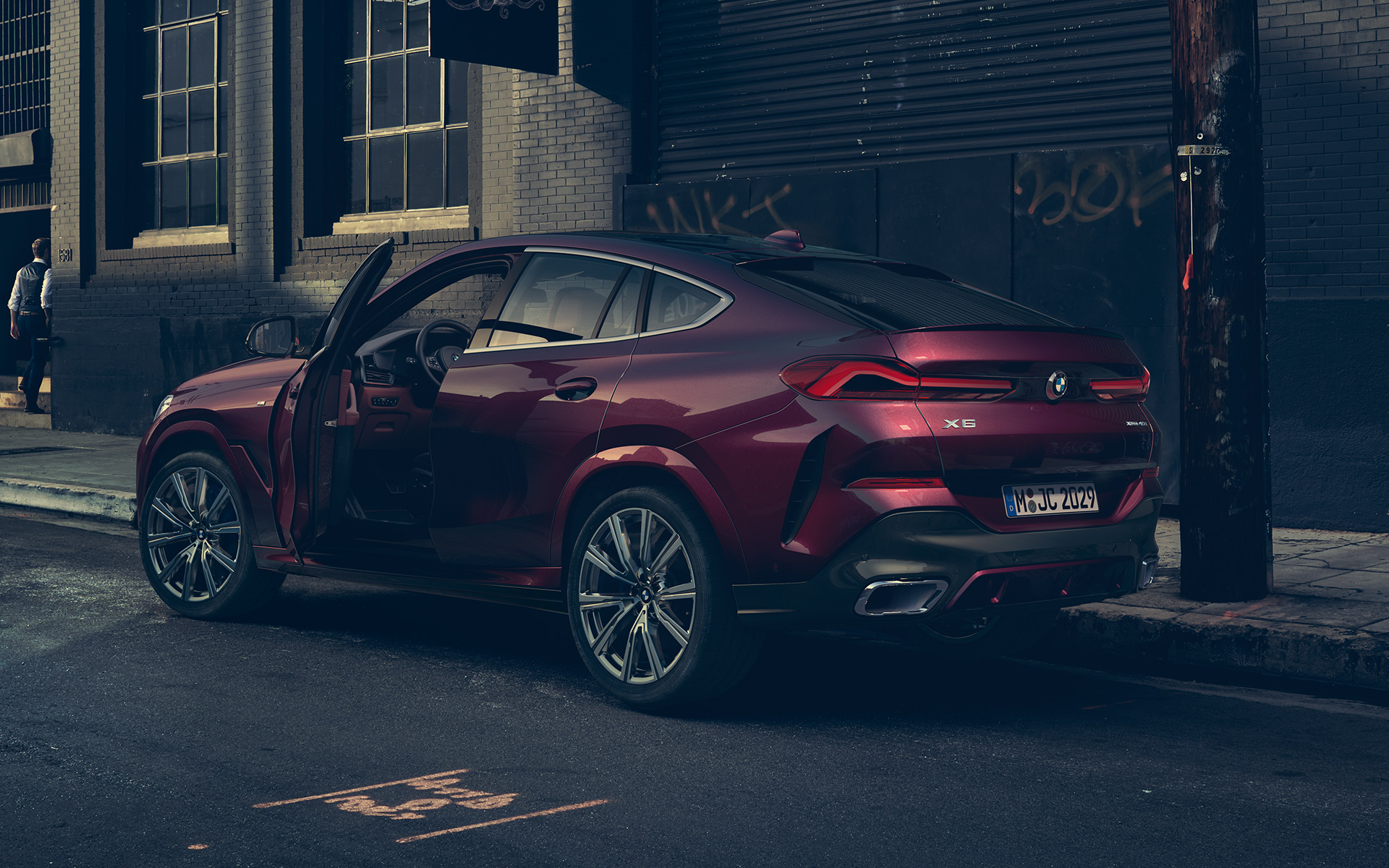 BMW X6 Individual G06 2019 sedd snett bakifrån BMW Individual G06 2019 Ametrine metallic sedd snett bakifrån