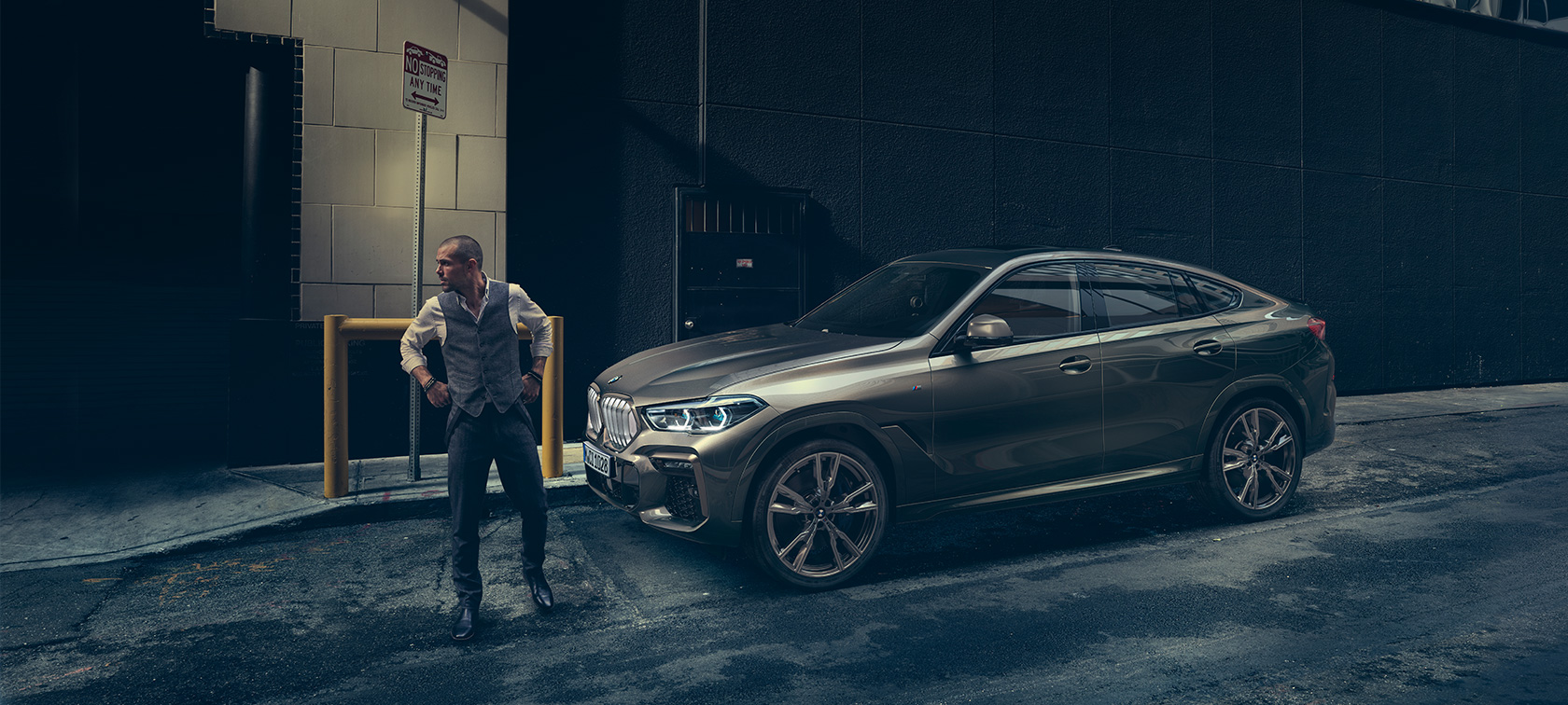 BMW G06 2019 Manhatten metallic sedd snett framifrån
