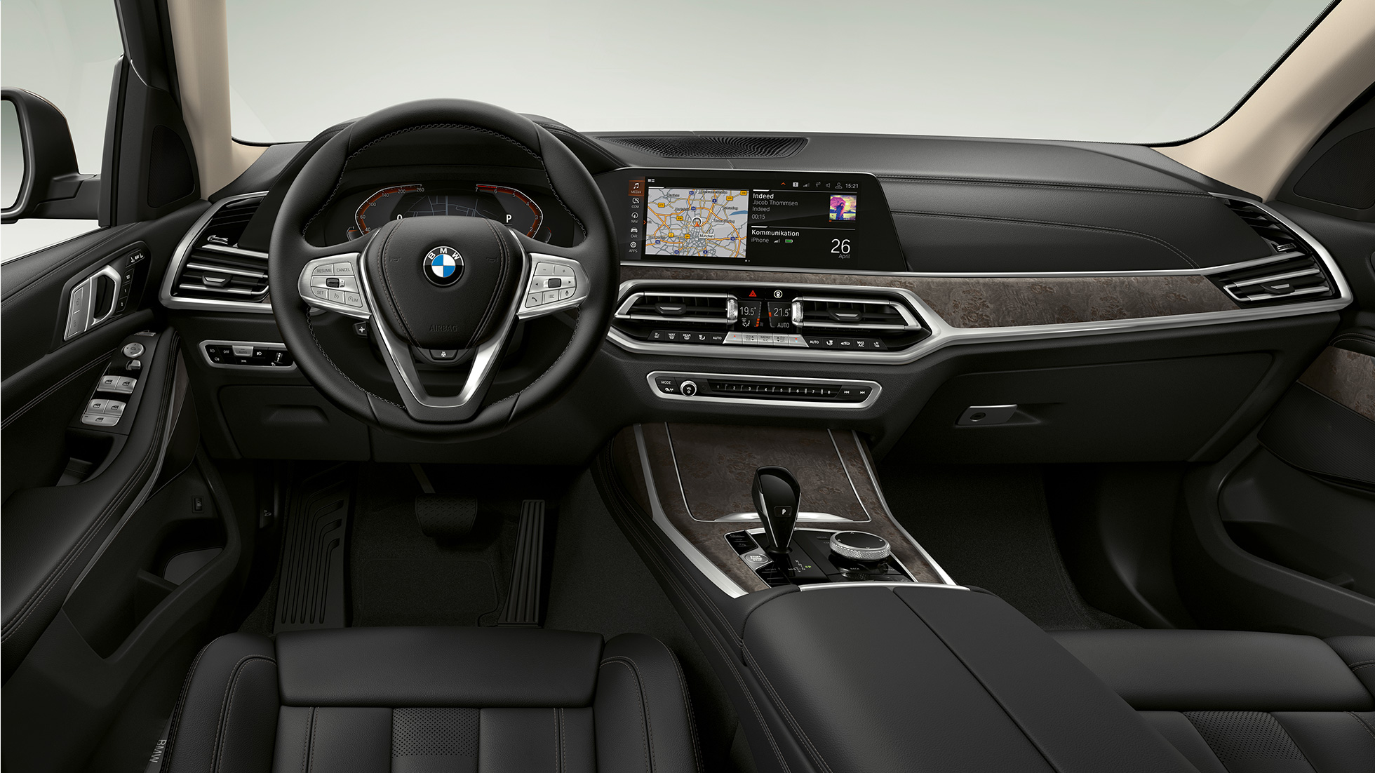 BMW X7, basutförandets förarplats Närbild framifrån av förarplatsen i BMW X7 i basutförandet