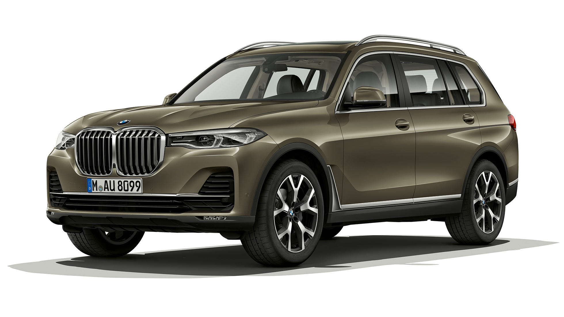 BMW X7, basutförande BMW X7 i Vermont Bronze metallic i en fotostudio, sedd snett framifrån