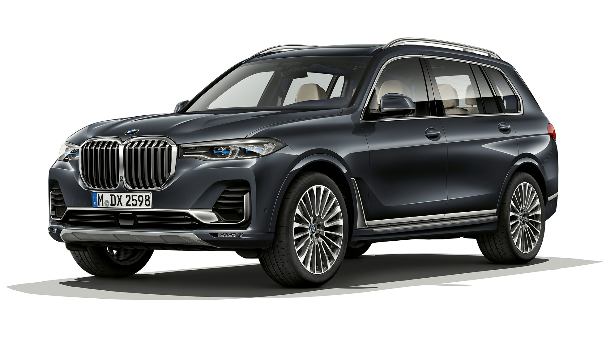 BMW X7 Design Pure Excellence BMW X7 med Design Pure Excellence i en fotostudio, sedd snett framifrån