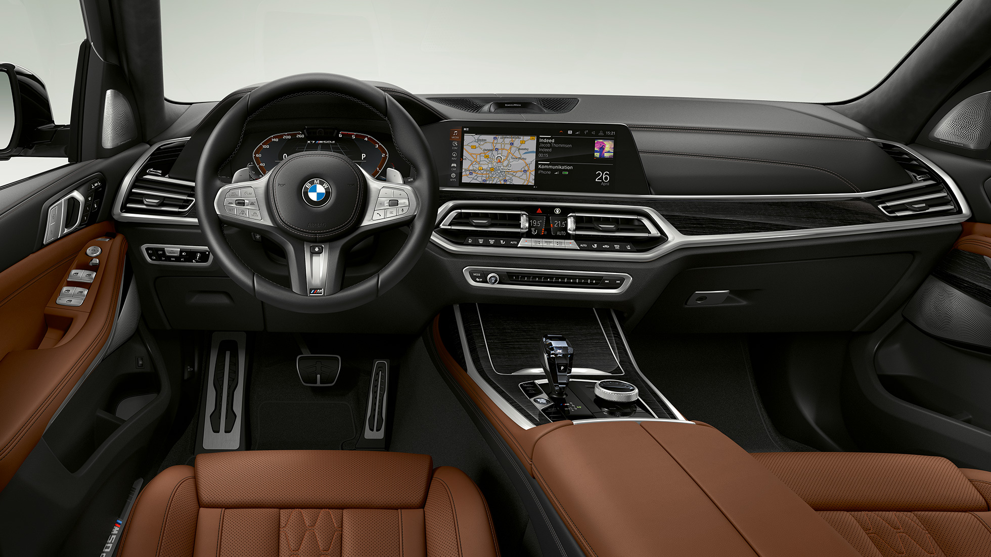 BMW X7, BMW X7 M50d BMW X7 som modell BMW X7 M50d i en fotostudio snett framifrån