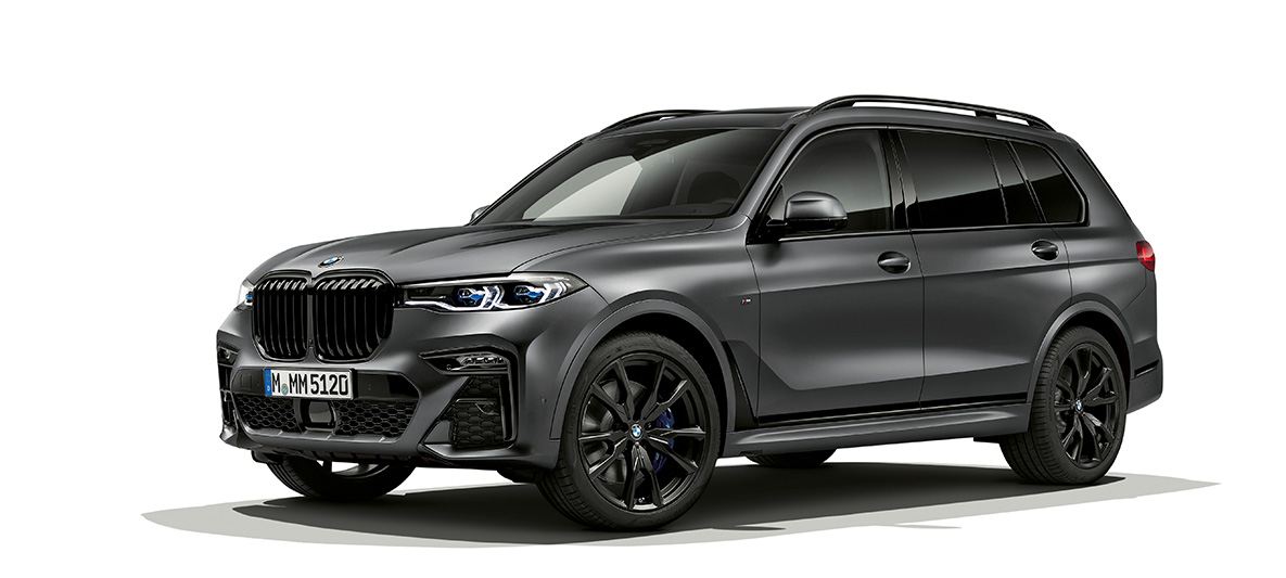 BMW Dark Shadow Edition sedd snett framifrån BMW X7 G07 Dark Shadow Edition sedd snett framifrån
