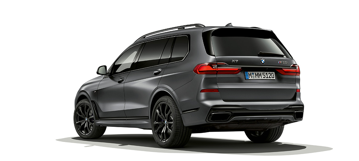 BMW Dark Shadow Edition sedd snett bakifrån BMW X7 G07 Dark Shadow Edition sedd snett bakifrån
