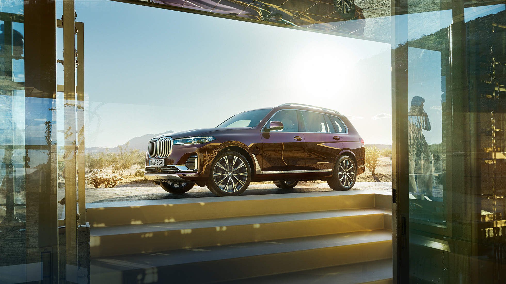 BMW Individual X7 xDrive40i, sedd från sidan BMW X7 i Ametrin metallic, parkerad och sedd från sidan, G07 2019