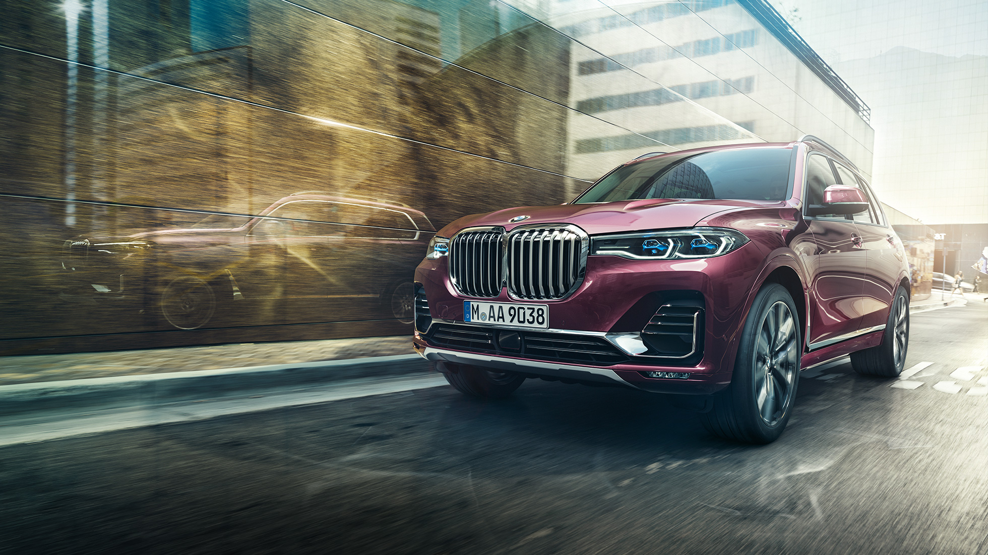 BMW Individual X7 xDrive40i, trefjärdedelsvy framifrån BMW X7 i BMW Individual Ametrine metallic i rörelse, sedd snett framifrån