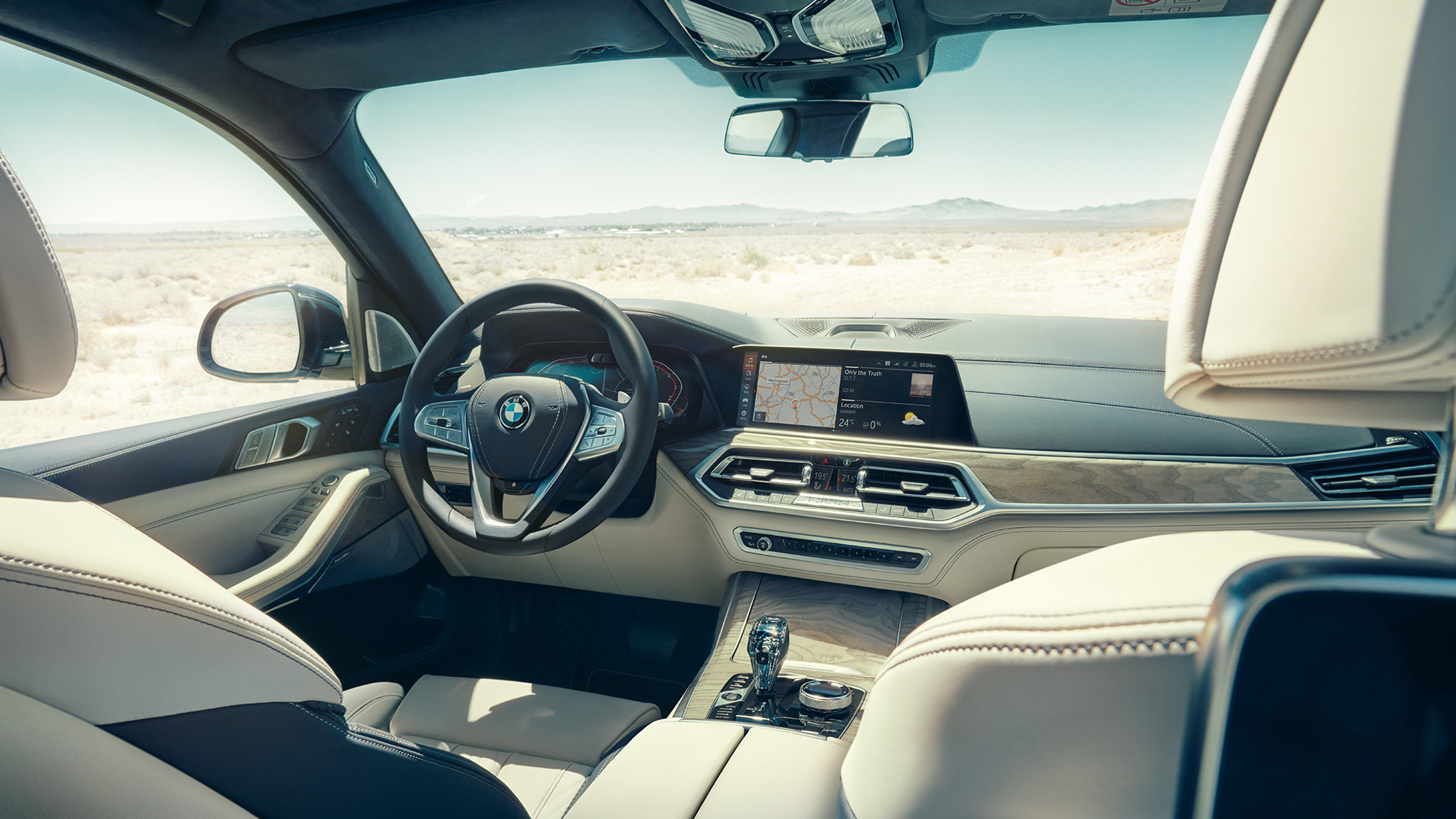 BMW Live Cockpit Professional BMW Live Cockpit Professional: Framsätet med ratt och instrumentdisplay, sett från baksätet