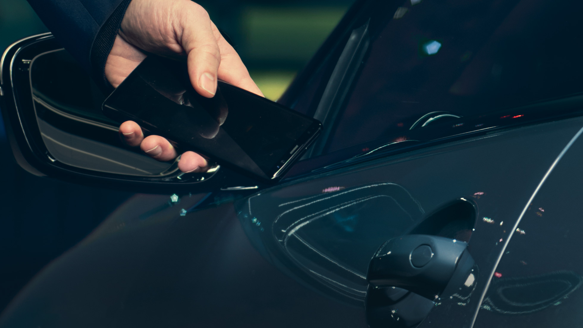 BMW Digital Key BMW Digital Key: En man håller sin smartphone mot förardörrens utsida