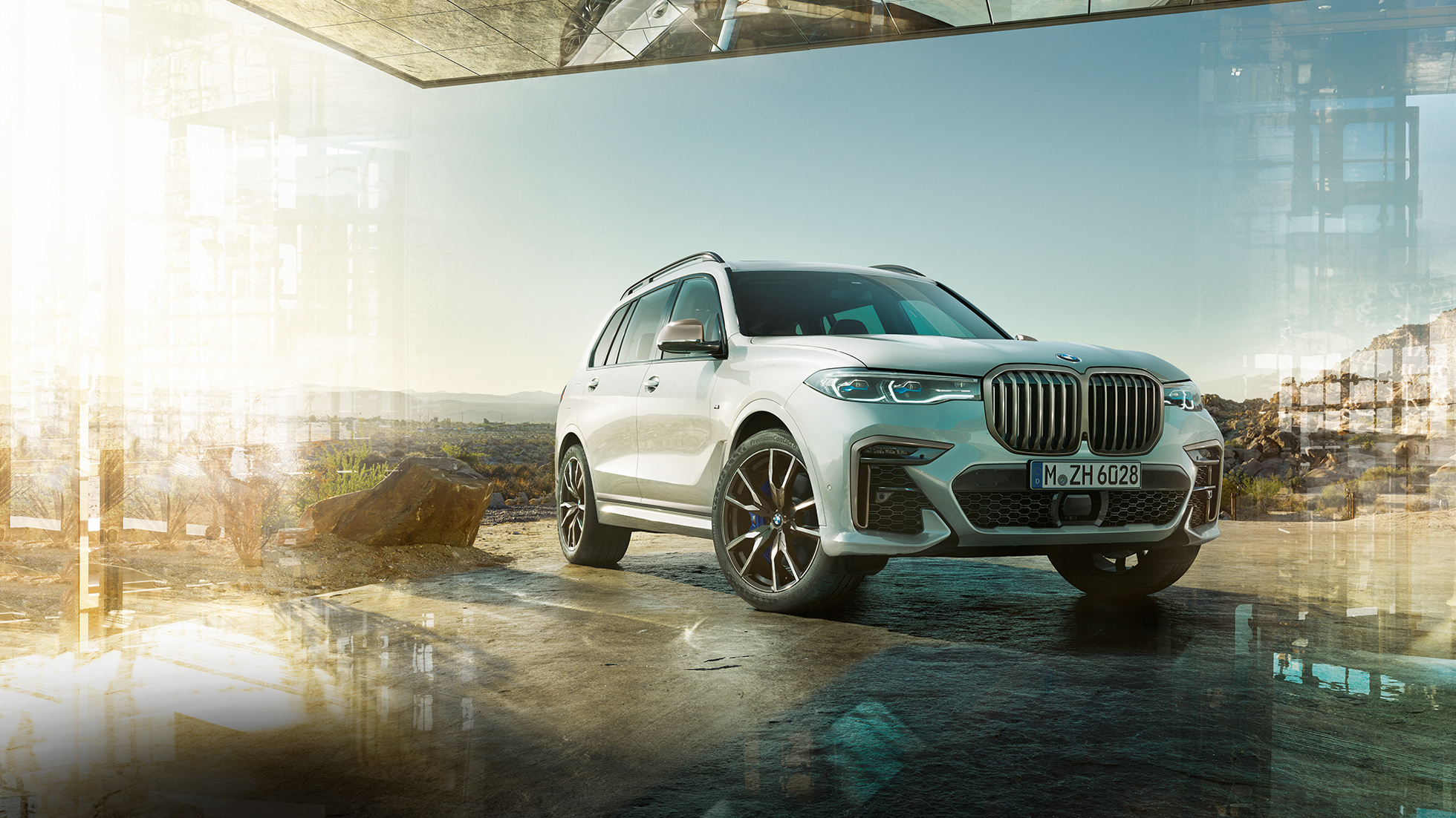 BMW X7 M50d, snett framifrån BMW X7 M50d: stillastående, vit BMW X7 sedd snett framifrån