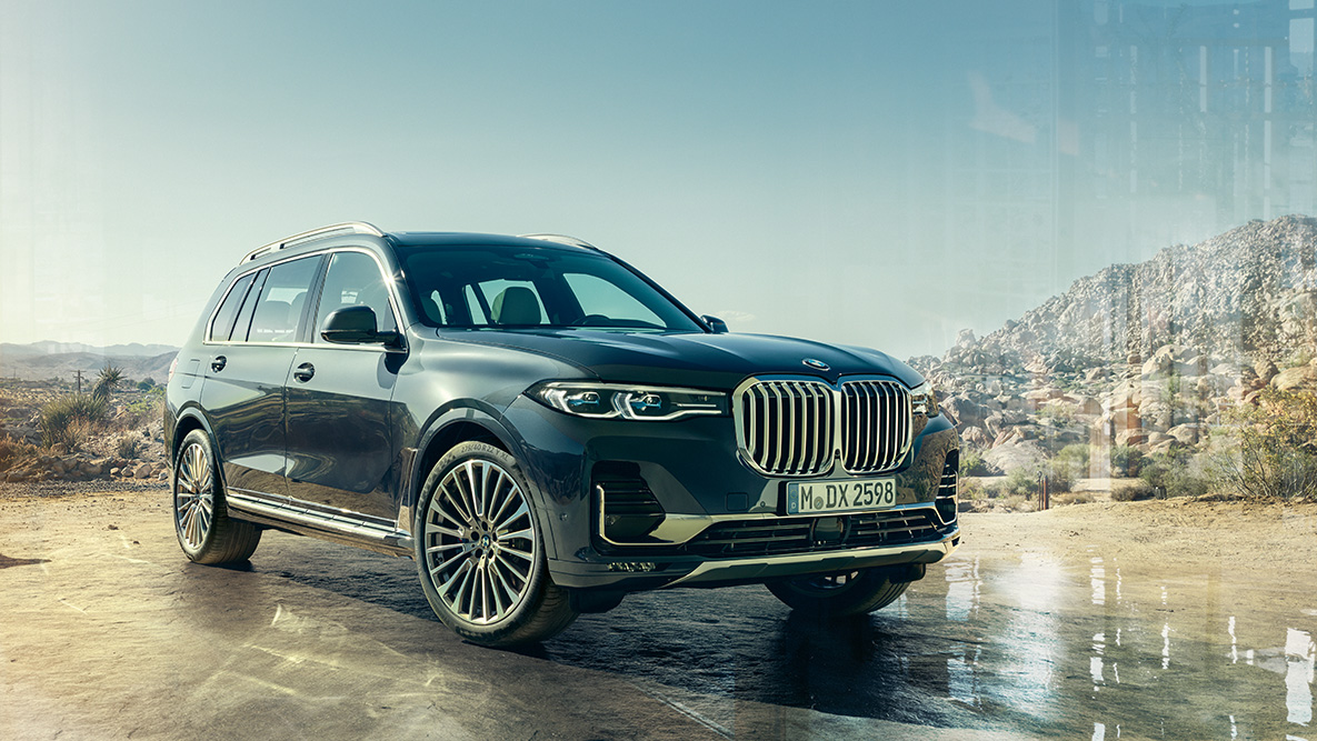 BMW X7 exteriör, snett framifrån BMW X7 exteriör, snett framifrån framför ökenlandskap