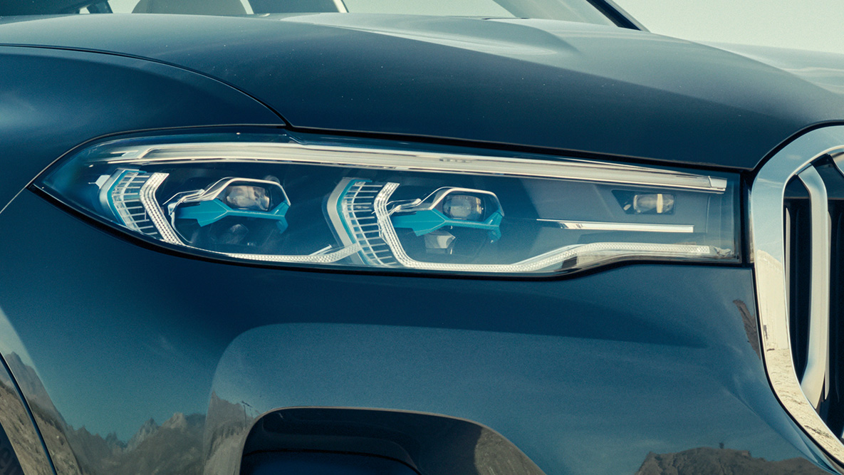BMW Laserlight BMW Laserlight: Närbild av frontpartiet hos BMW X7 snett framifrån
