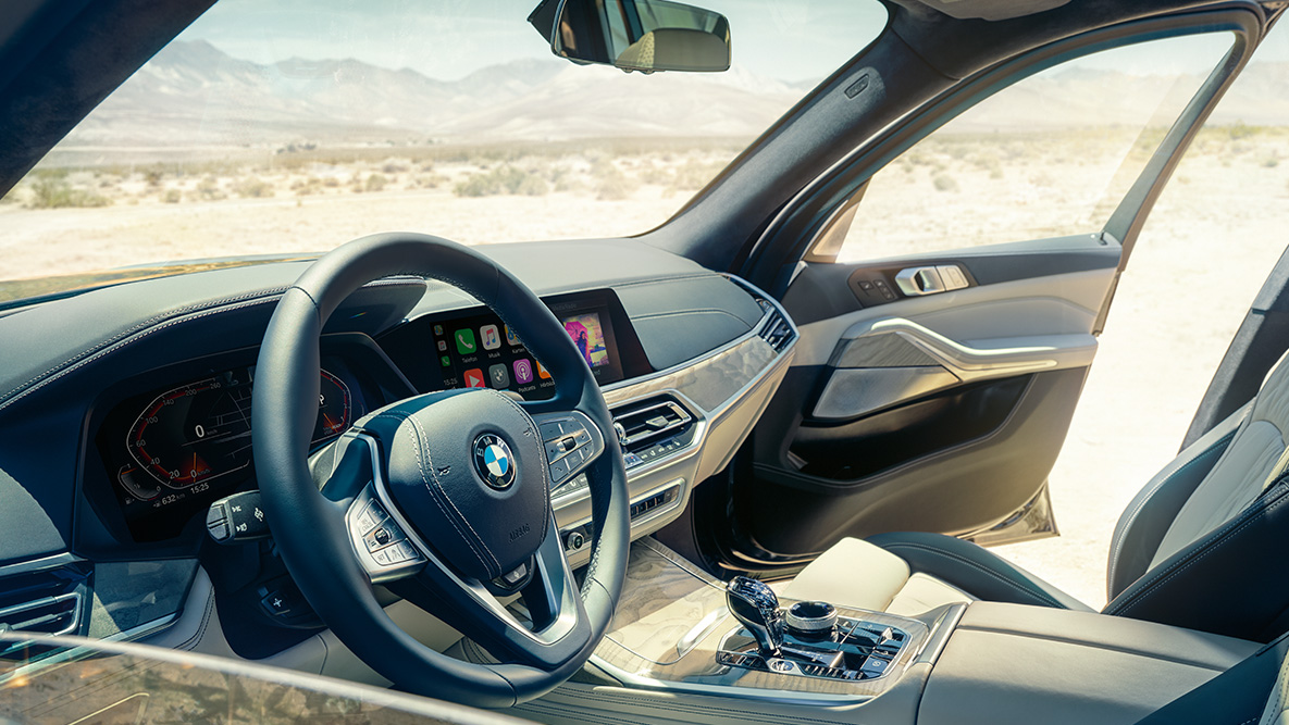 BMW X7 interiör BMW X7 interiör: läderklädda framstolar med ratt och instrumentdisplay sett utifrån