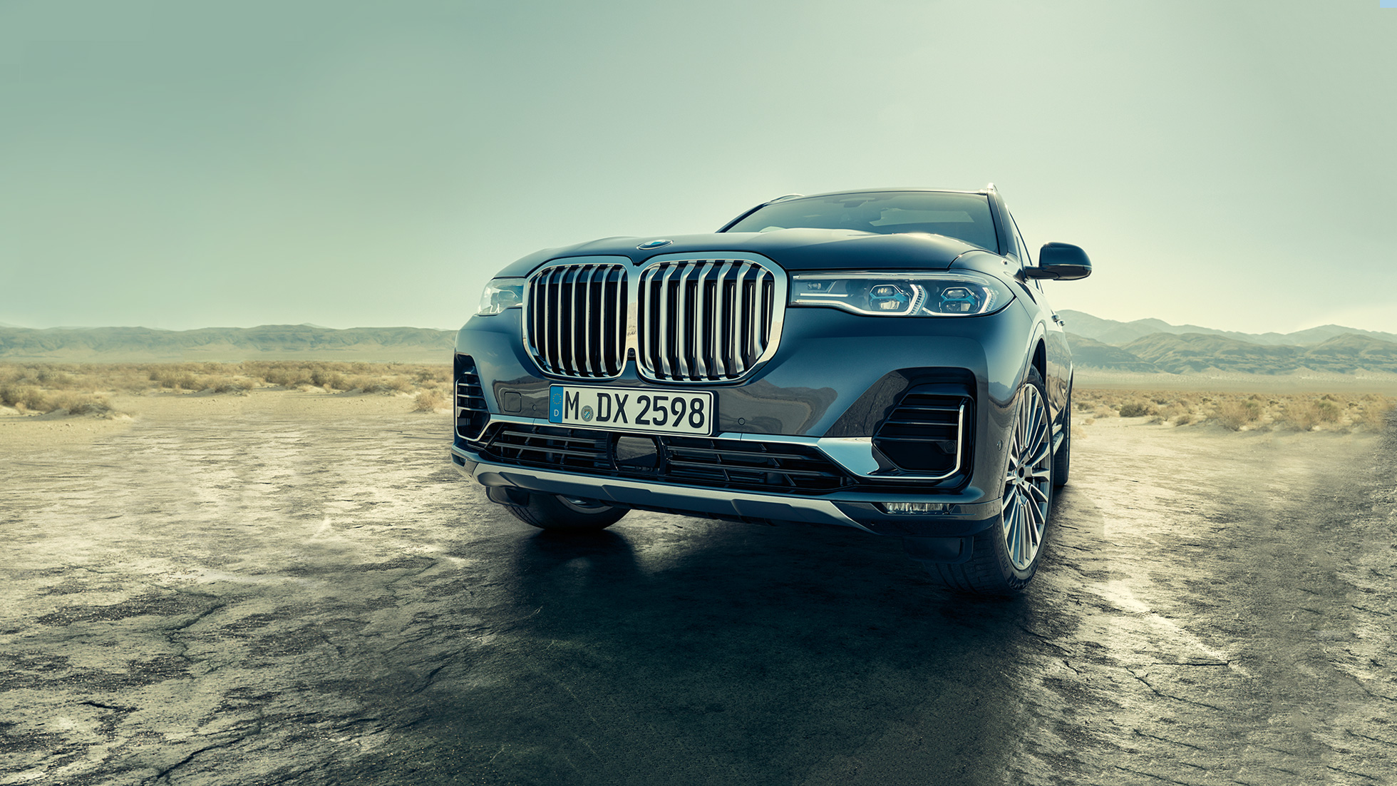 BMW X7 exteriör, snett underifrån BMW X7 exteriör: fronten sedd snett underifrån