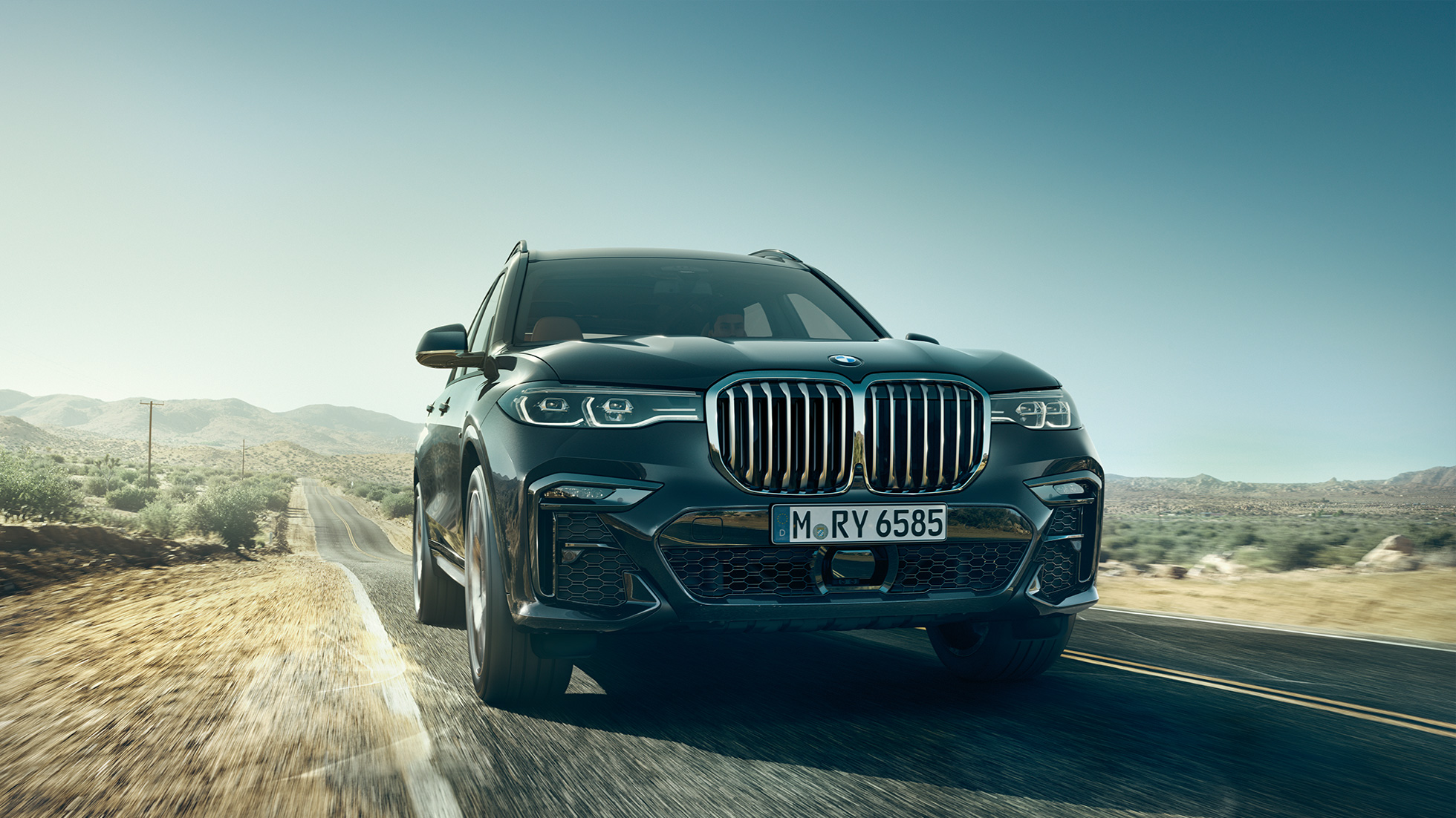 BMW X7 front BMW X7 i Arctic Grey, Exteriör, fronten sedd ur grodperspektiv, G07 2019