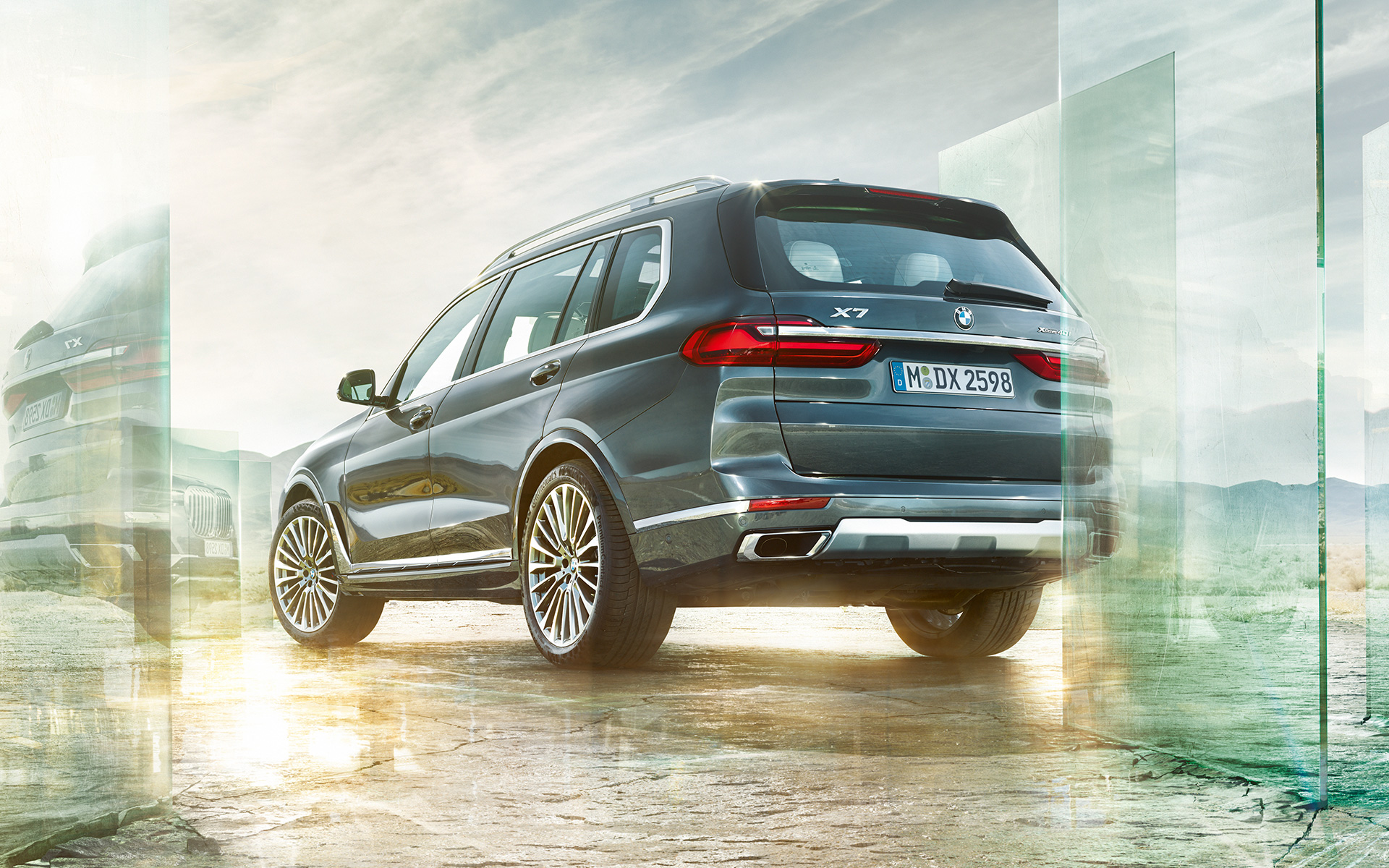 BMW X7 G07 2019 sedd snett bakifrån ur grodperspektiv BMW X7 G07 2019 sedd snett bakifrån ur grodperspektiv