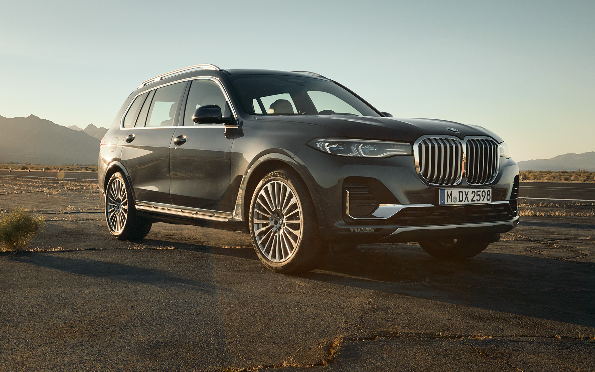 BMW X7 med Executive Drive Pro, G07 sedd snett bakifrån BMW X7 med Executive Drive Pro, G07 sedd snett bakifrån