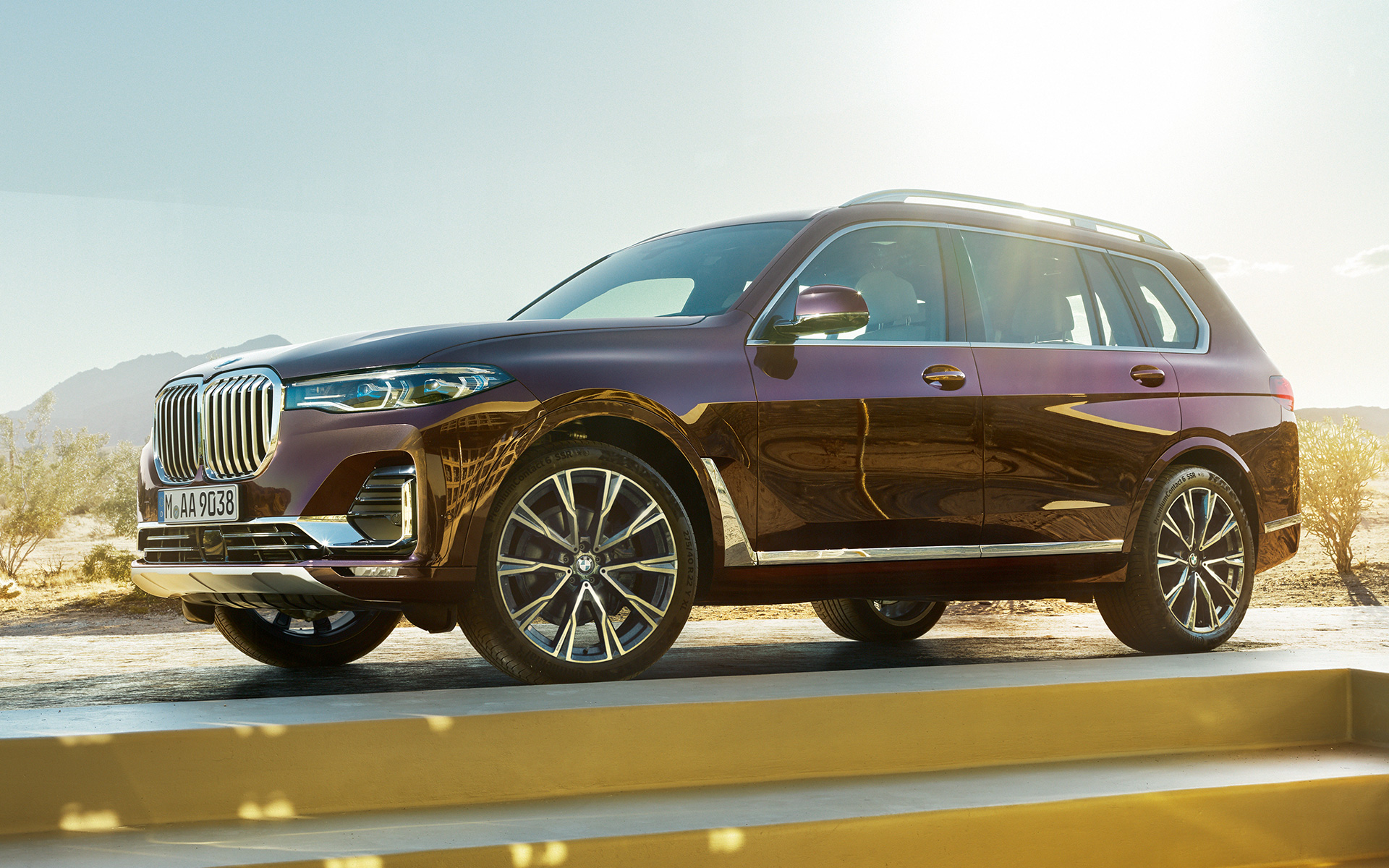 BMW X7 Individual xDrive40i G07 2018 Ametrin metallic sedd från sidan parkerad framför ökenlandskap BMW X7 Individual xDrive40i G07 2018 Ametrin metallic sedd från sidan parkerad framför ökenlandskap